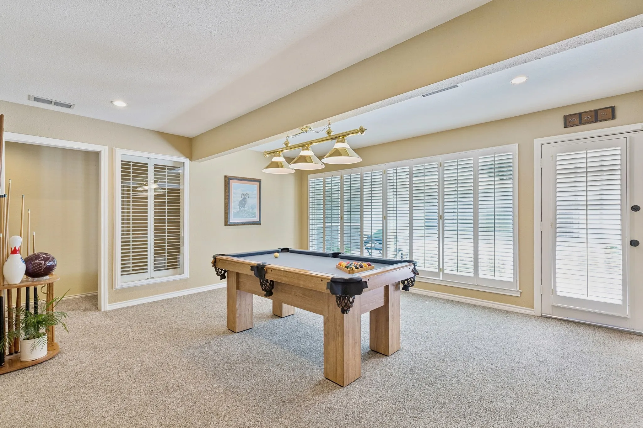 Single Family Residence For Sale in Dallas County , 7118 Winedale Drive, Dallas, Texas 75231, 4 Bedroom, 3 Bathroom, 2 Garage spaces, 2,887 Sqft, built in 1976, mls#21345713, Real Estate Agent in Dallas, Homes For Sale in Dallas county, Homes For Sale in Dallas, Realtor in Dallas Texas, Real Estate Brokerage Independent Realty Texas, Luminita Cordes Realtor
