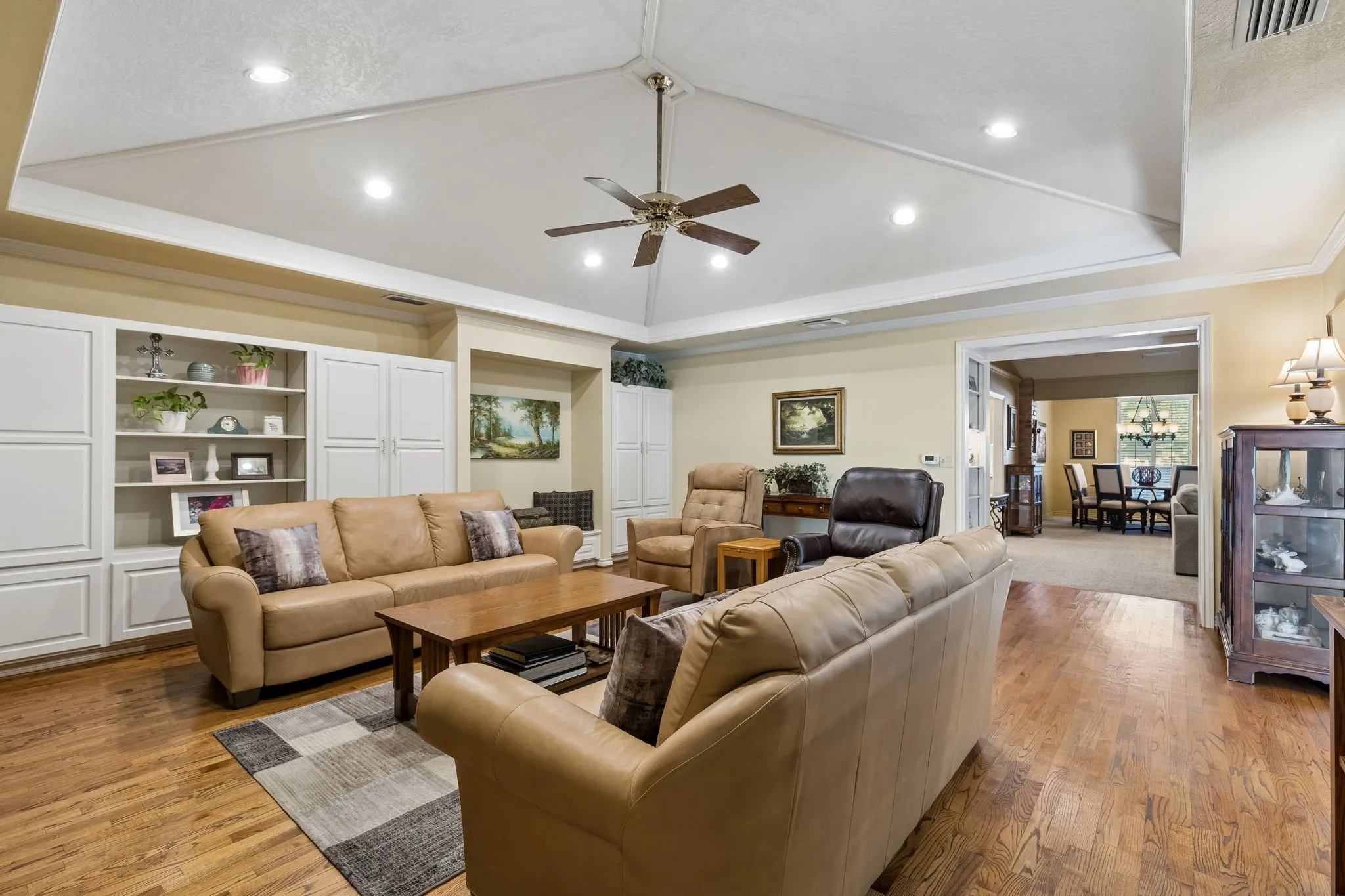 Single Family Residence For Sale in Dallas County , 7118 Winedale Drive, Dallas, Texas 75231, 4 Bedroom, 3 Bathroom, 2 Garage spaces, 2,887 Sqft, built in 1976, mls#21345713, Real Estate Agent in Dallas, Homes For Sale in Dallas county, Homes For Sale in Dallas, Realtor in Dallas Texas, Real Estate Brokerage Independent Realty Texas, Luminita Cordes Realtor