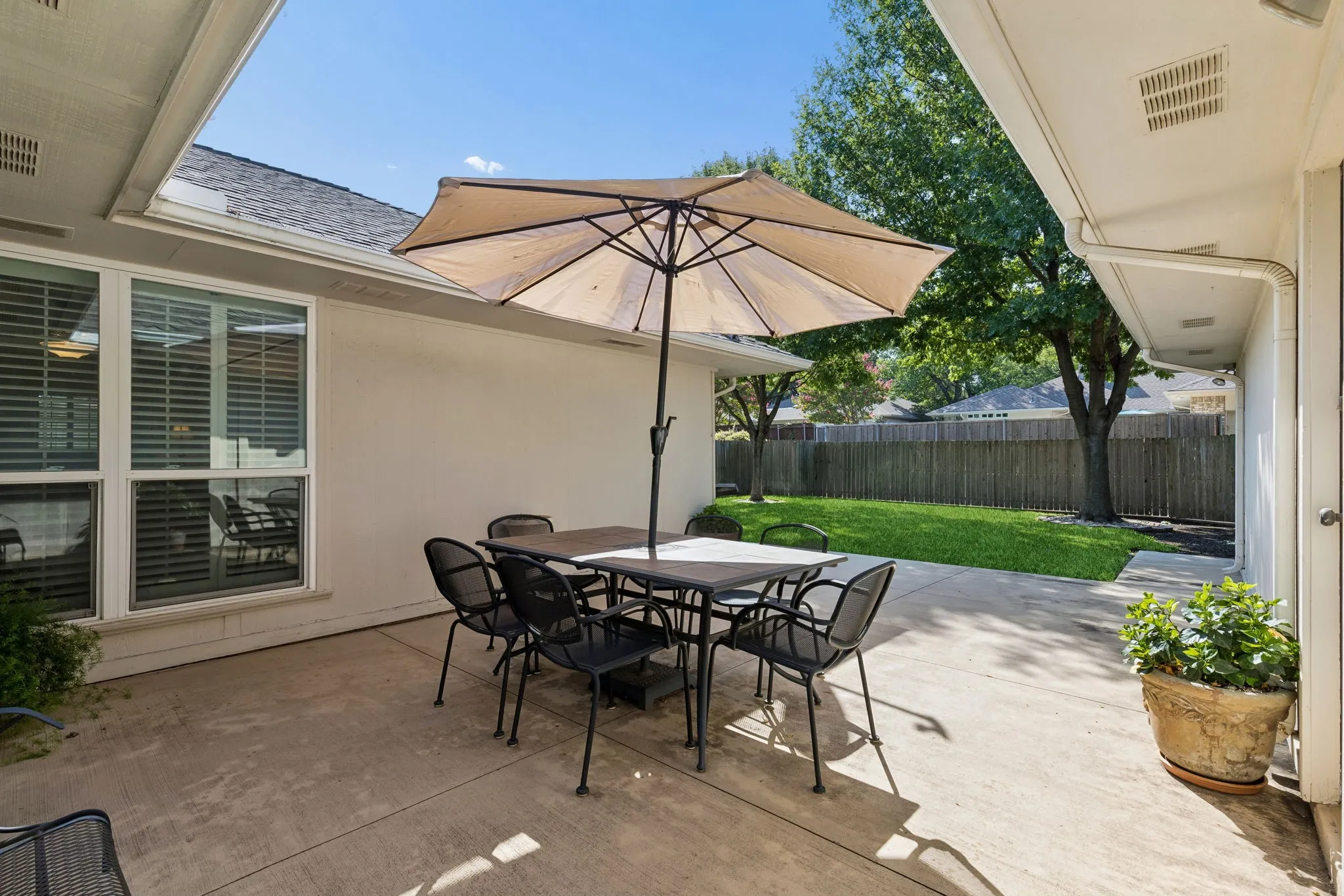 Single Family Residence For Sale in Dallas County , 7118 Winedale Drive, Dallas, Texas 75231, 4 Bedroom, 3 Bathroom, 2 Garage spaces, 2,887 Sqft, built in 1976, mls#21345713, Real Estate Agent in Dallas, Homes For Sale in Dallas county, Homes For Sale in Dallas, Realtor in Dallas Texas, Real Estate Brokerage Independent Realty Texas, Luminita Cordes Realtor