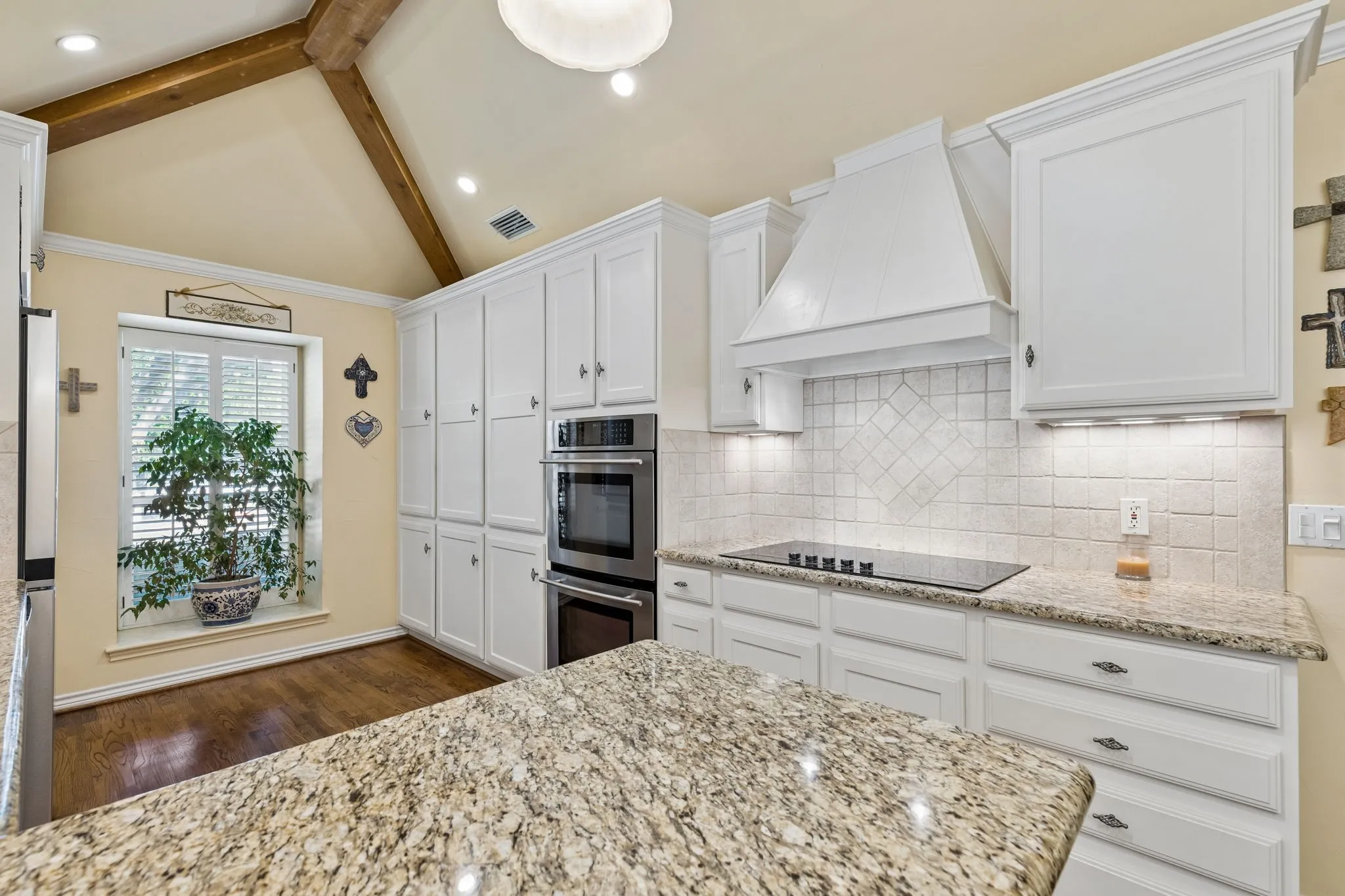 Single Family Residence For Sale in Dallas County , 7118 Winedale Drive, Dallas, Texas 75231, 4 Bedroom, 3 Bathroom, 2 Garage spaces, 2,887 Sqft, built in 1976, mls#21345713, Real Estate Agent in Dallas, Homes For Sale in Dallas county, Homes For Sale in Dallas, Realtor in Dallas Texas, Real Estate Brokerage Independent Realty Texas, Luminita Cordes Realtor