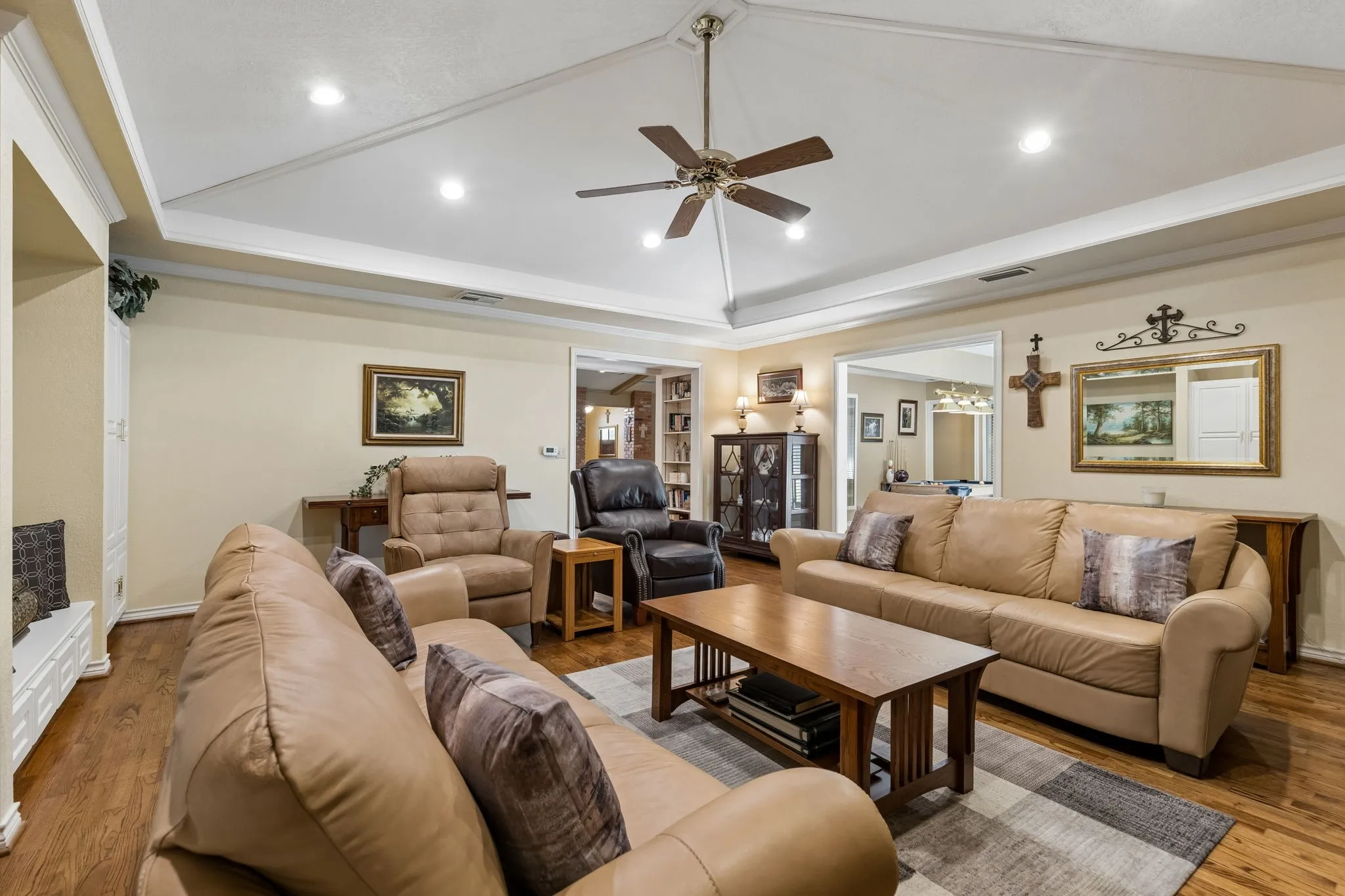 Single Family Residence For Sale in Dallas County , 7118 Winedale Drive, Dallas, Texas 75231, 4 Bedroom, 3 Bathroom, 2 Garage spaces, 2,887 Sqft, built in 1976, mls#21345713, Real Estate Agent in Dallas, Homes For Sale in Dallas county, Homes For Sale in Dallas, Realtor in Dallas Texas, Real Estate Brokerage Independent Realty Texas, Luminita Cordes Realtor