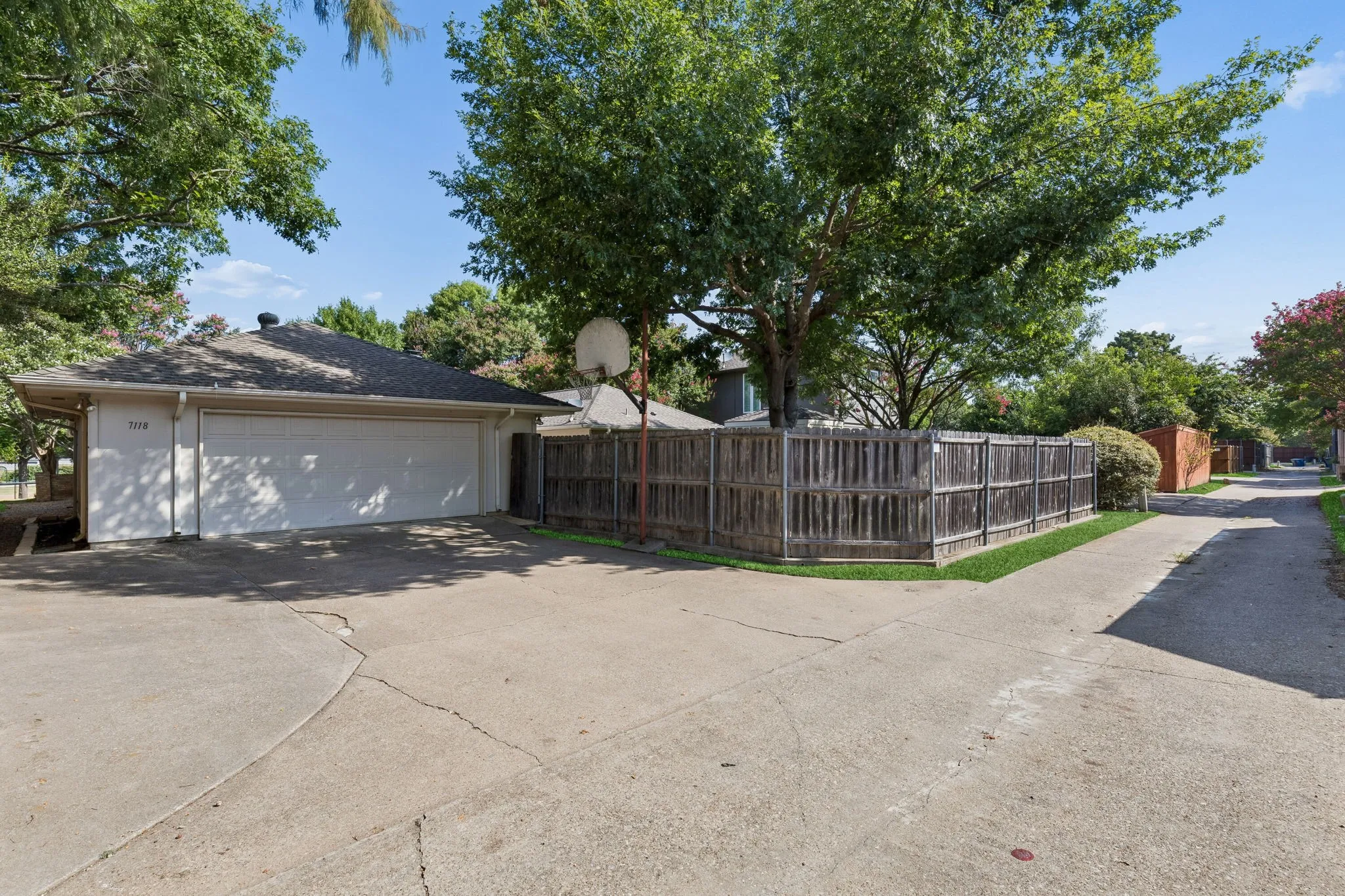 Single Family Residence For Sale in Dallas County , 7118 Winedale Drive, Dallas, Texas 75231, 4 Bedroom, 3 Bathroom, 2 Garage spaces, 2,887 Sqft, built in 1976, mls#21345713, Real Estate Agent in Dallas, Homes For Sale in Dallas county, Homes For Sale in Dallas, Realtor in Dallas Texas, Real Estate Brokerage Independent Realty Texas, Luminita Cordes Realtor