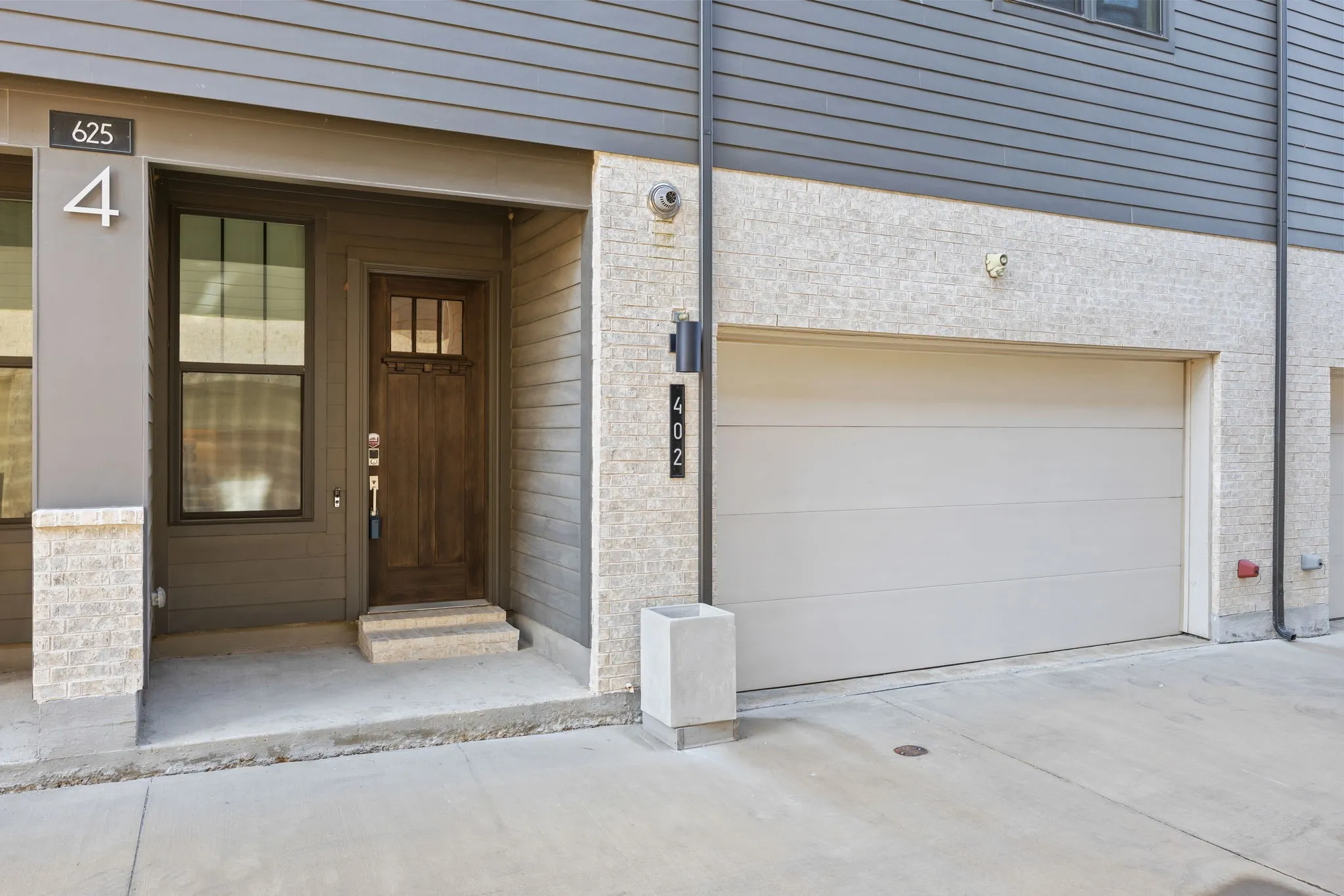 Condominium For Sale in Dallas County , 625 N Tyler Street 402, Dallas, Texas 75208, 2 Bedroom, 3 Bathroom, 2 Garage spaces, 2,163 Sqft, built in 2020, Price $499,000, mls#21345091, Real Estate Agent in Dallas, Homes For Sale in Dallas county, Homes For Sale in Dallas, Realtor in Dallas Texas, Real Estate Brokerage Independent Realty Texas, Luminita Cordes Realtor