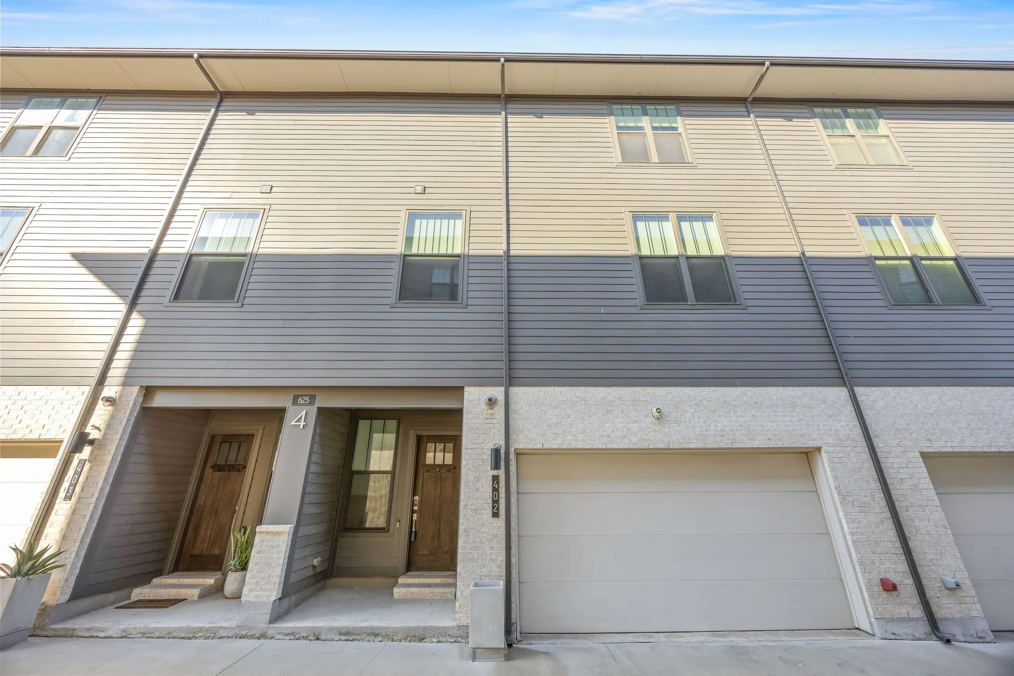 Condominium For Sale in Dallas County , 625 N Tyler Street 402, Dallas, Texas 75208, 2 Bedroom, 3 Bathroom, 2 Garage spaces, 2,163 Sqft, built in 2020, Price $499,000, mls#21345091, Real Estate Agent in Dallas, Homes For Sale in Dallas county, Homes For Sale in Dallas, Realtor in Dallas Texas, Real Estate Brokerage Independent Realty Texas, Luminita Cordes Realtor