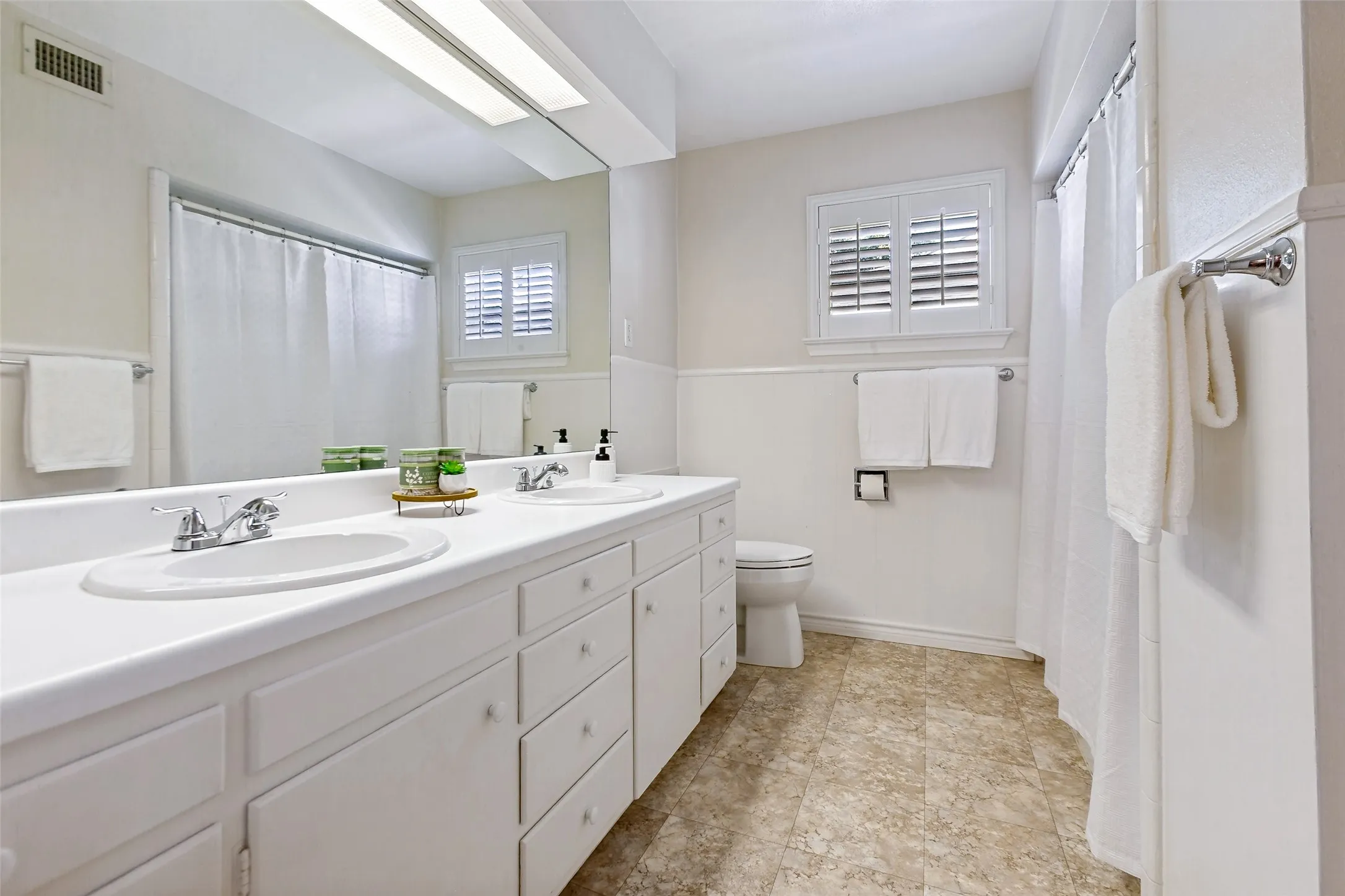 Shared bathroom between the 2 secondary downstairs bedrooms. Linen closet not pictured.