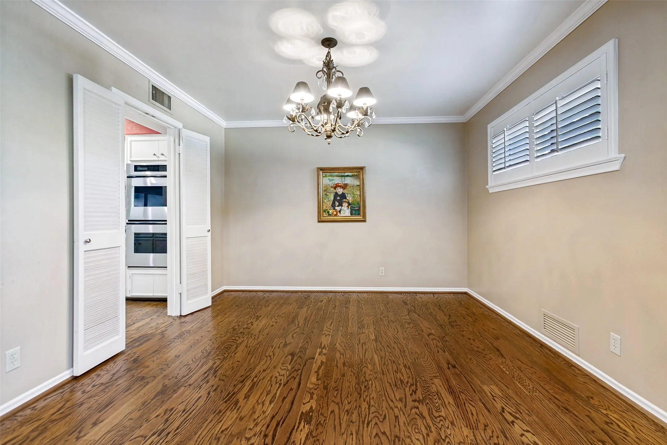 Formal dining w/chandelier