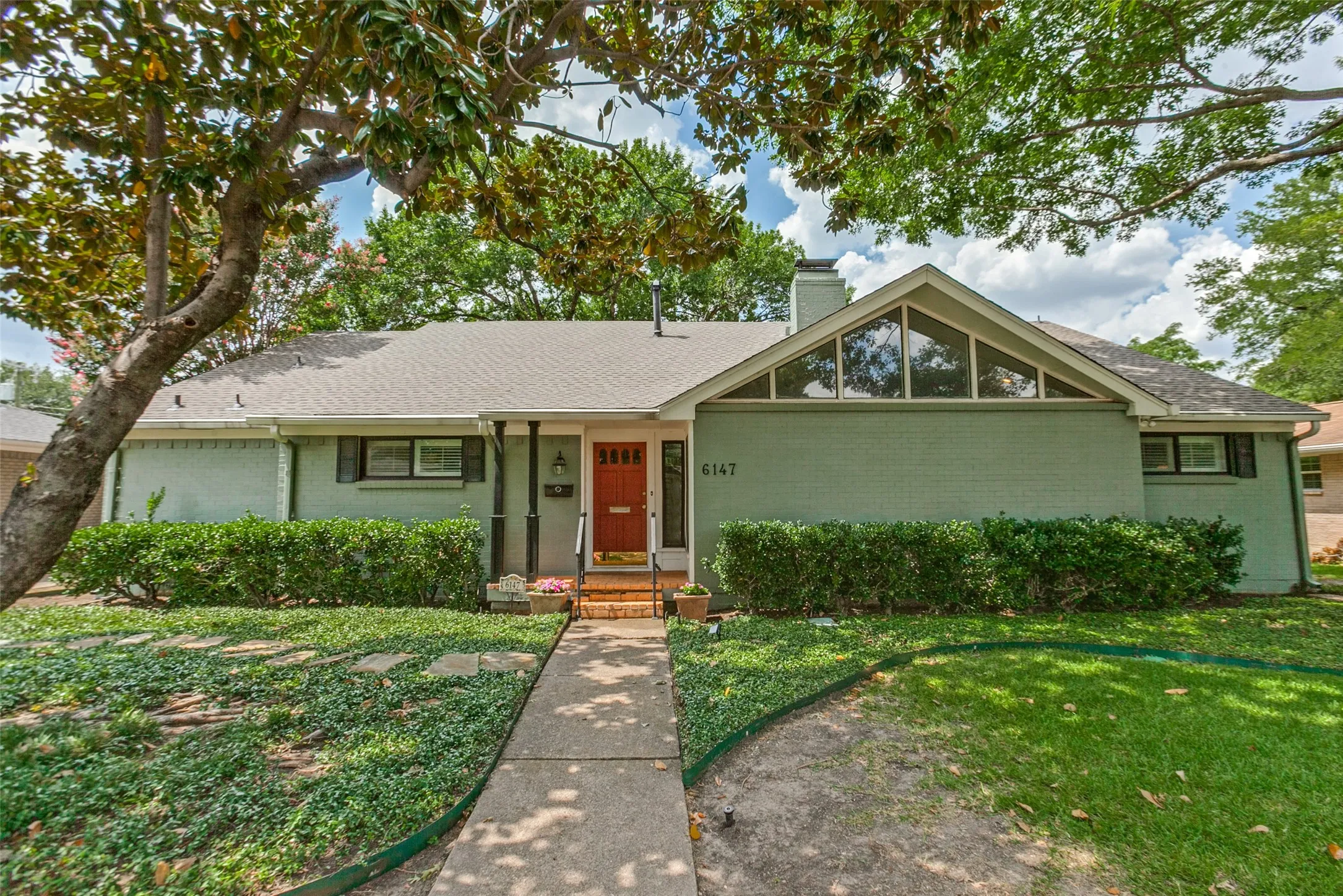 Single Family Residence For Sale in Dallas County , 6147 E University Boulevard, Dallas, Texas 75214, 4 Bedroom, 3 Bathroom, 2 Garage spaces, 2,982 Sqft, built in 1961, mls#21331383, Real Estate Agent in Dallas, Homes For Sale in Dallas county, Homes For Sale in Dallas, Realtor in Dallas Texas, Real Estate Brokerage Independent Realty Texas, Luminita Cordes Realtor
