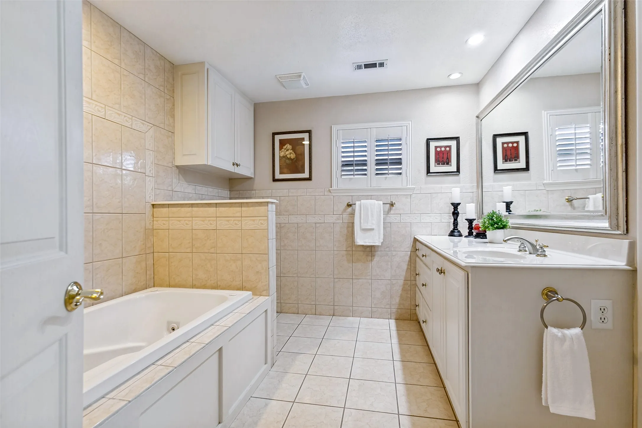 Jetted tub for a spa-like soak!