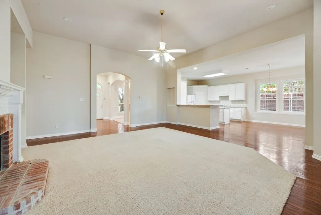 Single Family Residence For Sale in Collin County , 11781 Humberside Drive, Frisco, Texas 75035, 3 Bedroom, 2 Bathroom, 2 Garage spaces, 2,454 Sqft, built in 2000, mls#21324276, Real Estate Agent in Frisco, Homes For Sale in Collin county, Homes For Sale in Frisco, Realtor in Frisco Texas, Real Estate Brokerage Independent Realty Texas, Luminita Cordes Realtor