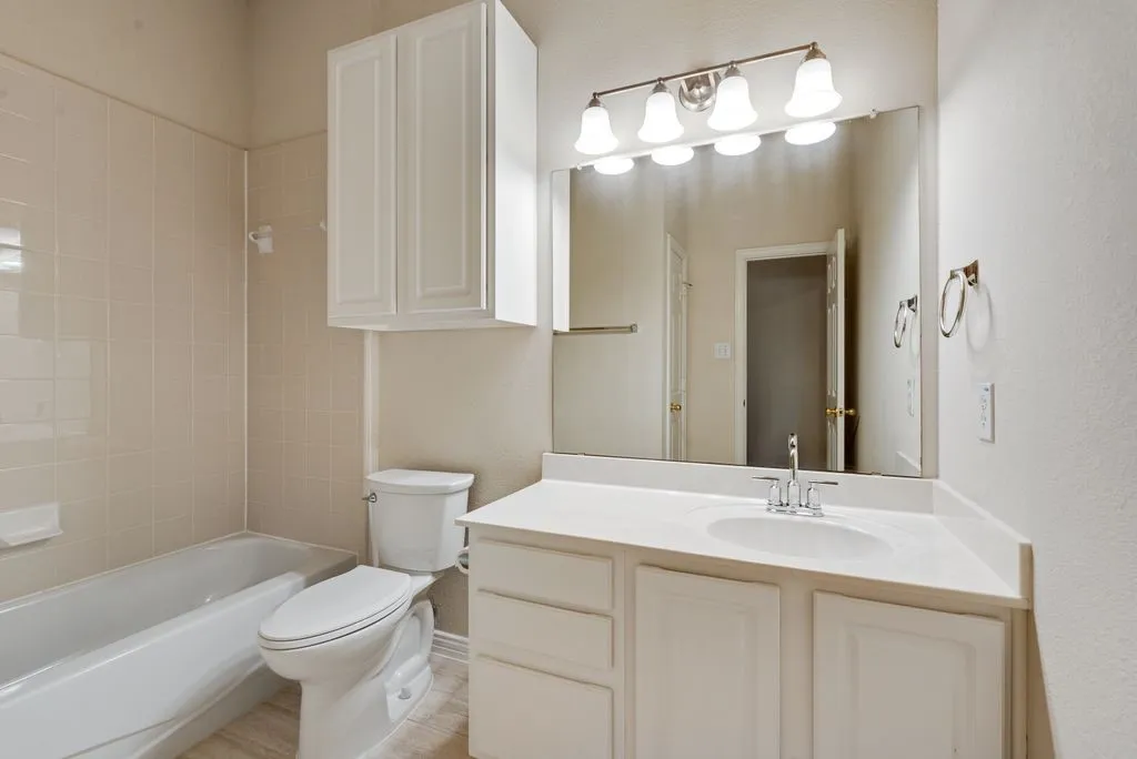 Single Family Residence For Sale in Collin County , 11781 Humberside Drive, Frisco, Texas 75035, 3 Bedroom, 2 Bathroom, 2 Garage spaces, 2,454 Sqft, built in 2000, mls#21324276, Real Estate Agent in Frisco, Homes For Sale in Collin county, Homes For Sale in Frisco, Realtor in Frisco Texas, Real Estate Brokerage Independent Realty Texas, Luminita Cordes Realtor