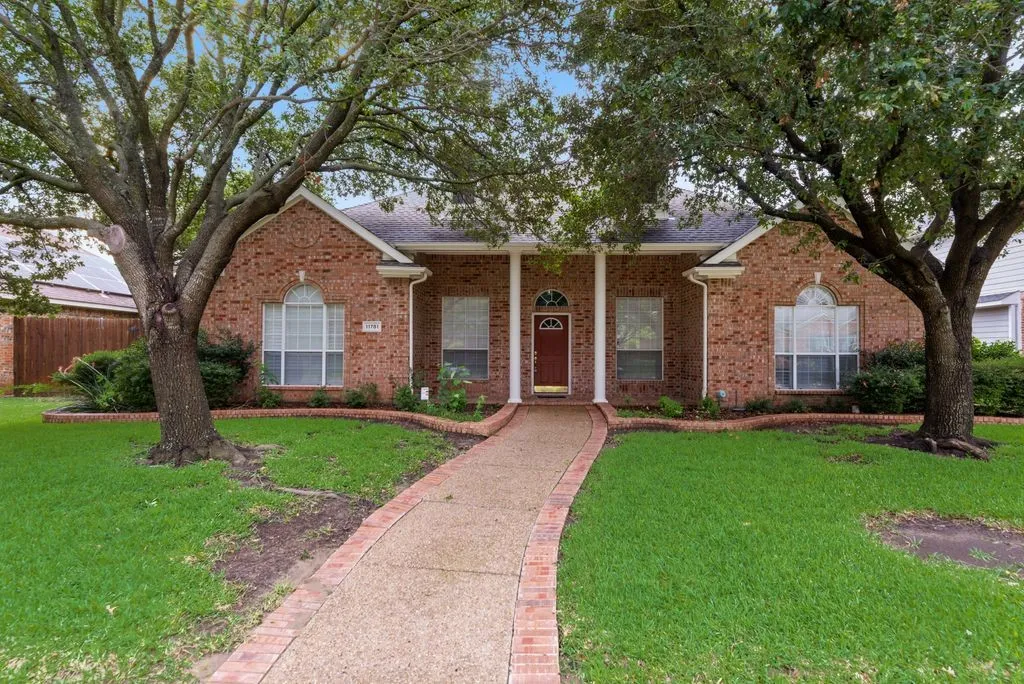 Single Family Residence For Sale in Collin County , 11781 Humberside Drive, Frisco, Texas 75035, 3 Bedroom, 2 Bathroom, 2 Garage spaces, 2,454 Sqft, built in 2000, mls#21324276, Real Estate Agent in Frisco, Homes For Sale in Collin county, Homes For Sale in Frisco, Realtor in Frisco Texas, Real Estate Brokerage Independent Realty Texas, Luminita Cordes Realtor