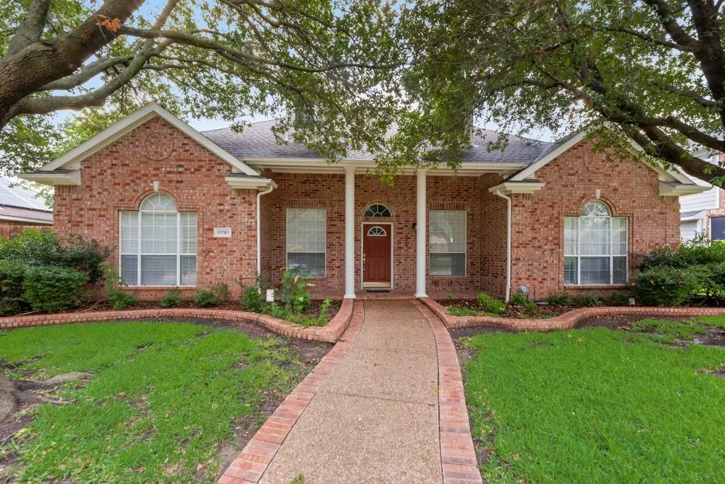 Single Family Residence For Sale in Collin County , 11781 Humberside Drive, Frisco, Texas 75035, 3 Bedroom, 2 Bathroom, 2 Garage spaces, 2,454 Sqft, built in 2000, mls#21324276, Real Estate Agent in Frisco, Homes For Sale in Collin county, Homes For Sale in Frisco, Realtor in Frisco Texas, Real Estate Brokerage Independent Realty Texas, Luminita Cordes Realtor