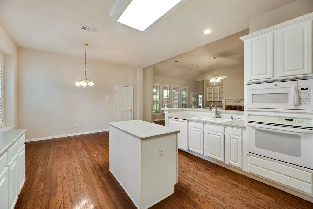 Single Family Residence For Sale in Collin County , 11781 Humberside Drive, Frisco, Texas 75035, 3 Bedroom, 2 Bathroom, 2 Garage spaces, 2,454 Sqft, built in 2000, mls#21324276, Real Estate Agent in Frisco, Homes For Sale in Collin county, Homes For Sale in Frisco, Realtor in Frisco Texas, Real Estate Brokerage Independent Realty Texas, Luminita Cordes Realtor