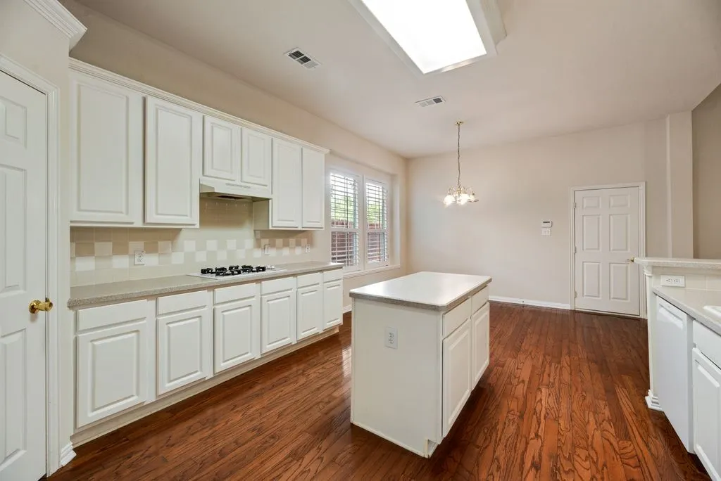 Single Family Residence For Sale in Collin County , 11781 Humberside Drive, Frisco, Texas 75035, 3 Bedroom, 2 Bathroom, 2 Garage spaces, 2,454 Sqft, built in 2000, mls#21324276, Real Estate Agent in Frisco, Homes For Sale in Collin county, Homes For Sale in Frisco, Realtor in Frisco Texas, Real Estate Brokerage Independent Realty Texas, Luminita Cordes Realtor
