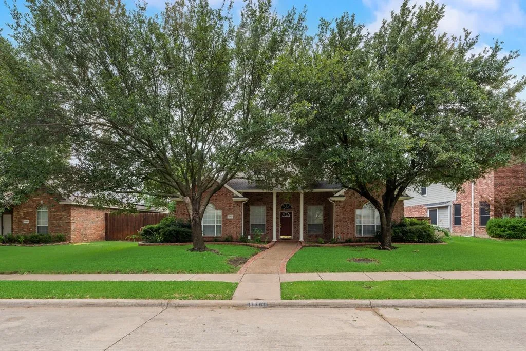 Single Family Residence For Sale in Collin County , 11781 Humberside Drive, Frisco, Texas 75035, 3 Bedroom, 2 Bathroom, 2 Garage spaces, 2,454 Sqft, built in 2000, mls#21324276, Real Estate Agent in Frisco, Homes For Sale in Collin county, Homes For Sale in Frisco, Realtor in Frisco Texas, Real Estate Brokerage Independent Realty Texas, Luminita Cordes Realtor