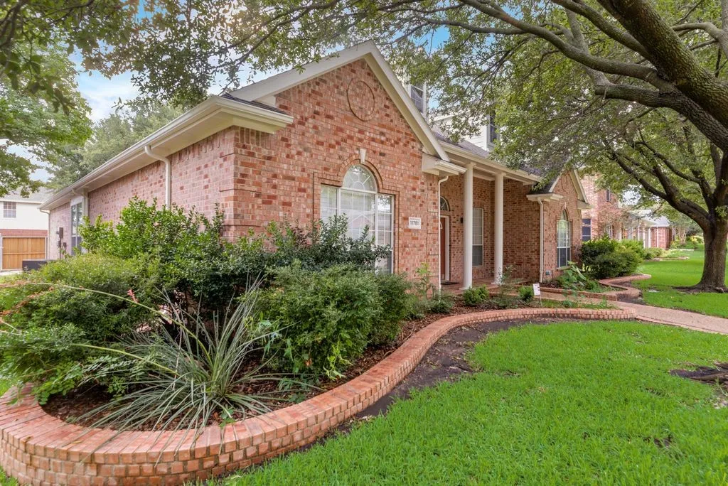 Single Family Residence For Sale in Collin County , 11781 Humberside Drive, Frisco, Texas 75035, 3 Bedroom, 2 Bathroom, 2 Garage spaces, 2,454 Sqft, built in 2000, mls#21324276, Real Estate Agent in Frisco, Homes For Sale in Collin county, Homes For Sale in Frisco, Realtor in Frisco Texas, Real Estate Brokerage Independent Realty Texas, Luminita Cordes Realtor