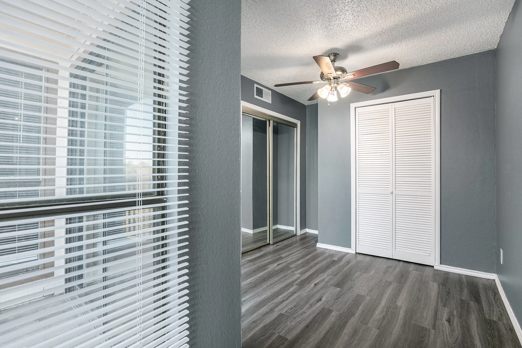 Condominium For Sale in Tarrant County , 2311 Balsam Drive H307, Arlington, Texas 76006, 1 Bedroom, 1 Bathroom, Garage spaces, 423 Sqft, built in 1981, mls#21347173, Real Estate Agent in Arlington, Homes For Sale in Tarrant county, Homes For Sale in Arlington, Realtor in Arlington Texas, Real Estate Brokerage Independent Realty Texas, Luminita Cordes Realtor