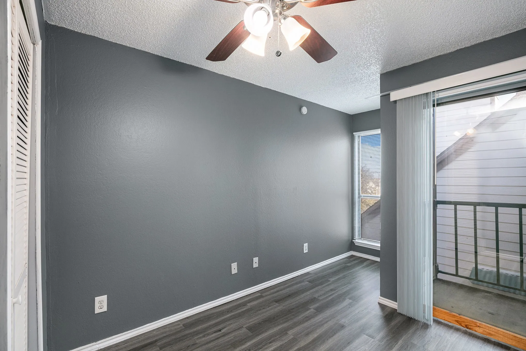 Condominium For Sale in Tarrant County , 2311 Balsam Drive H307, Arlington, Texas 76006, 1 Bedroom, 1 Bathroom, Garage spaces, 423 Sqft, built in 1981, mls#21347173, Real Estate Agent in Arlington, Homes For Sale in Tarrant county, Homes For Sale in Arlington, Realtor in Arlington Texas, Real Estate Brokerage Independent Realty Texas, Luminita Cordes Realtor