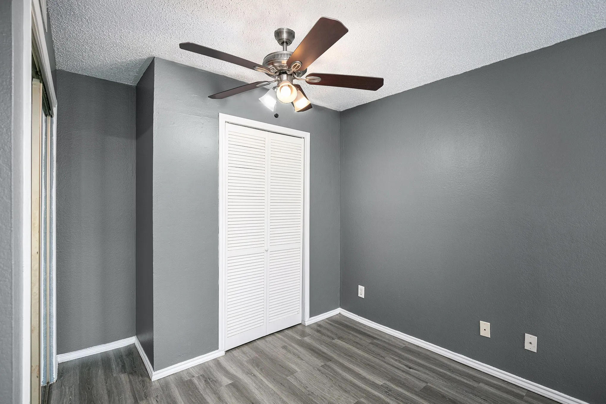 Condominium For Sale in Tarrant County , 2311 Balsam Drive H307, Arlington, Texas 76006, 1 Bedroom, 1 Bathroom, Garage spaces, 423 Sqft, built in 1981, mls#21347173, Real Estate Agent in Arlington, Homes For Sale in Tarrant county, Homes For Sale in Arlington, Realtor in Arlington Texas, Real Estate Brokerage Independent Realty Texas, Luminita Cordes Realtor