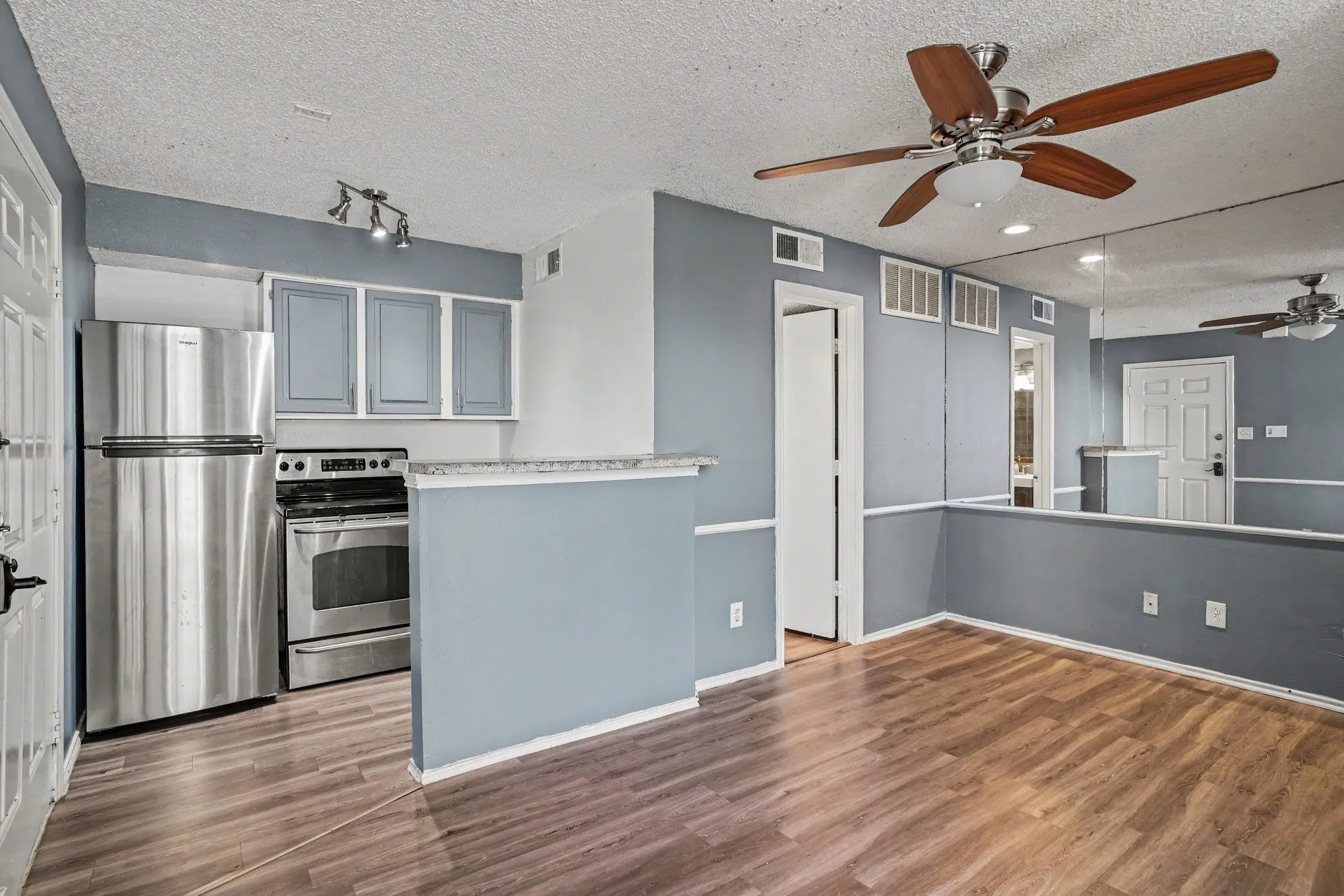 Condominium For Sale in Tarrant County , 2311 Balsam Drive H307, Arlington, Texas 76006, 1 Bedroom, 1 Bathroom, Garage spaces, 423 Sqft, built in 1981, mls#21347173, Real Estate Agent in Arlington, Homes For Sale in Tarrant county, Homes For Sale in Arlington, Realtor in Arlington Texas, Real Estate Brokerage Independent Realty Texas, Luminita Cordes Realtor