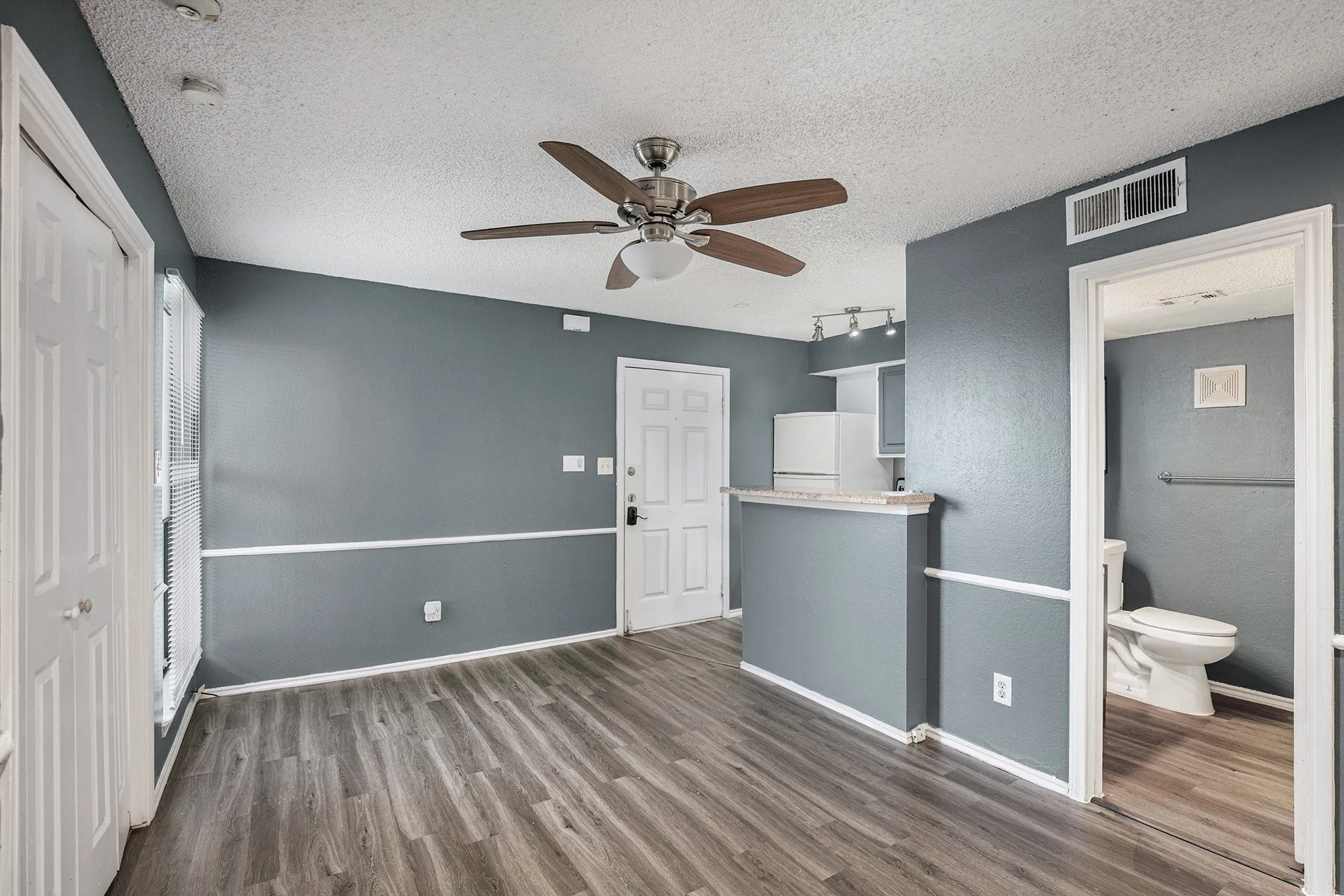Condominium For Sale in Tarrant County , 2311 Balsam Drive H307, Arlington, Texas 76006, 1 Bedroom, 1 Bathroom, Garage spaces, 423 Sqft, built in 1981, mls#21347173, Real Estate Agent in Arlington, Homes For Sale in Tarrant county, Homes For Sale in Arlington, Realtor in Arlington Texas, Real Estate Brokerage Independent Realty Texas, Luminita Cordes Realtor