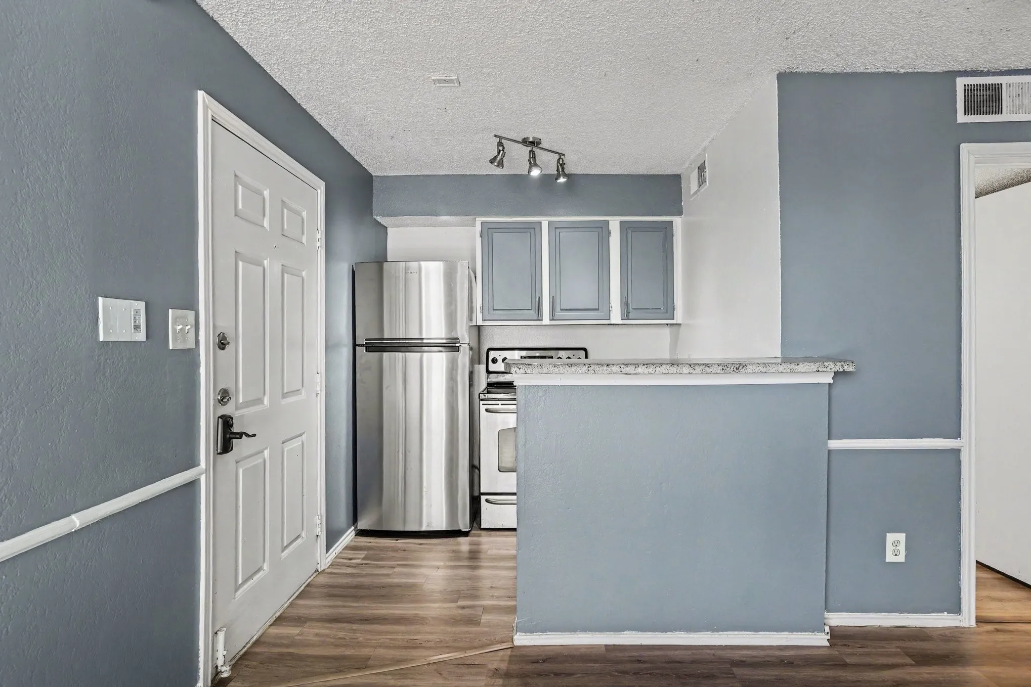 Condominium For Sale in Tarrant County , 2311 Balsam Drive H307, Arlington, Texas 76006, 1 Bedroom, 1 Bathroom, Garage spaces, 423 Sqft, built in 1981, mls#21347173, Real Estate Agent in Arlington, Homes For Sale in Tarrant county, Homes For Sale in Arlington, Realtor in Arlington Texas, Real Estate Brokerage Independent Realty Texas, Luminita Cordes Realtor