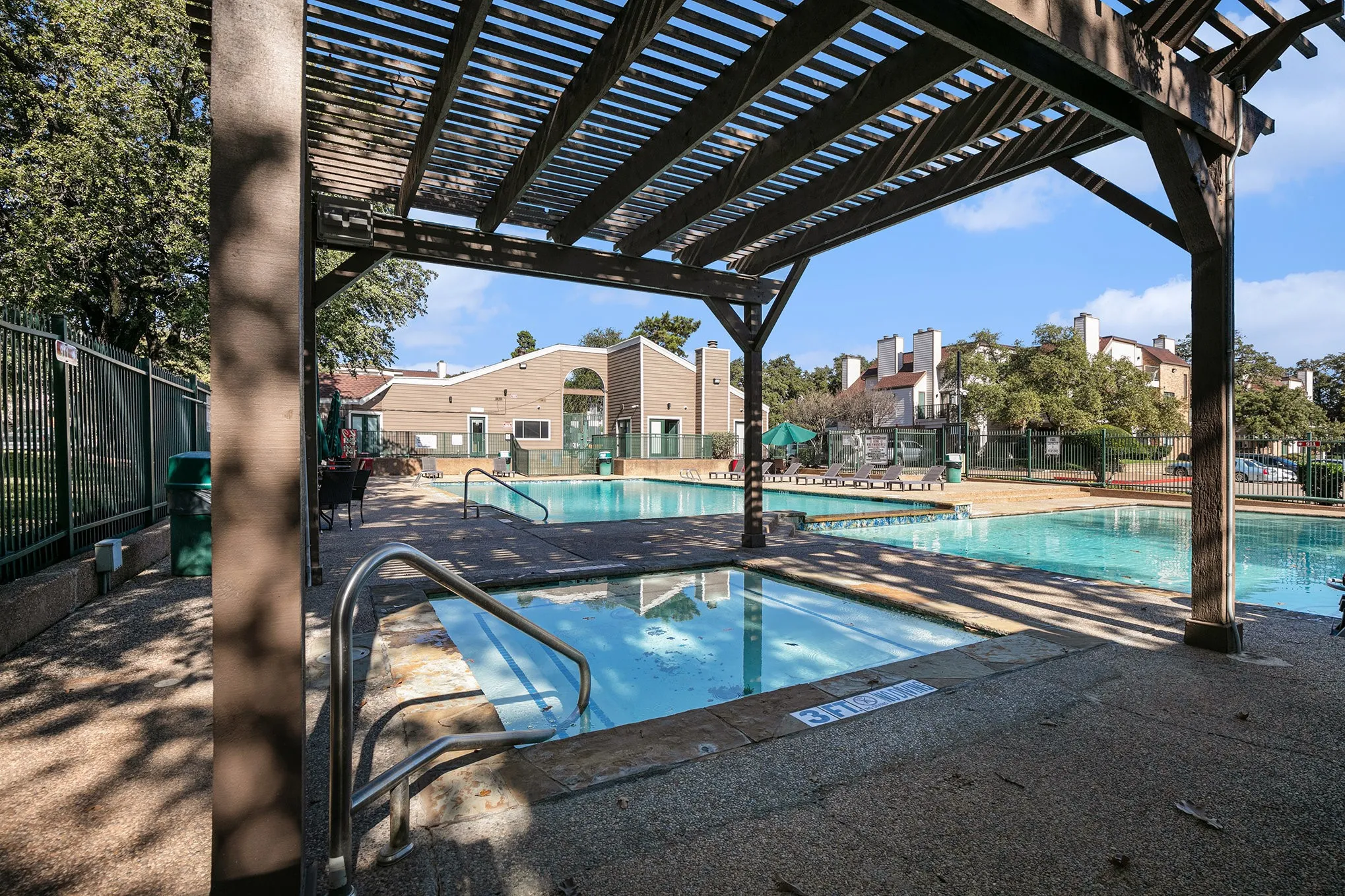 Condominium For Sale in Tarrant County , 2311 Balsam Drive H307, Arlington, Texas 76006, 1 Bedroom, 1 Bathroom, Garage spaces, 423 Sqft, built in 1981, mls#21347173, Real Estate Agent in Arlington, Homes For Sale in Tarrant county, Homes For Sale in Arlington, Realtor in Arlington Texas, Real Estate Brokerage Independent Realty Texas, Luminita Cordes Realtor