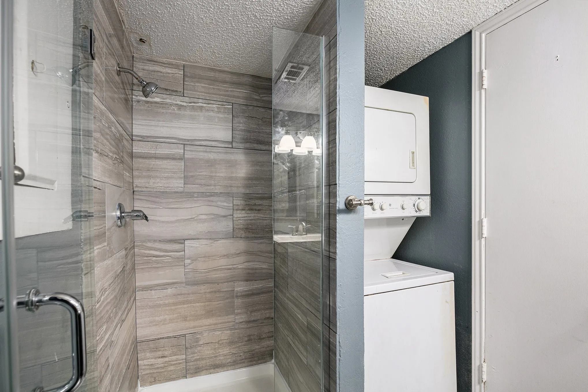Condominium For Sale in Tarrant County , 2311 Balsam Drive H307, Arlington, Texas 76006, 1 Bedroom, 1 Bathroom, Garage spaces, 423 Sqft, built in 1981, mls#21347173, Real Estate Agent in Arlington, Homes For Sale in Tarrant county, Homes For Sale in Arlington, Realtor in Arlington Texas, Real Estate Brokerage Independent Realty Texas, Luminita Cordes Realtor