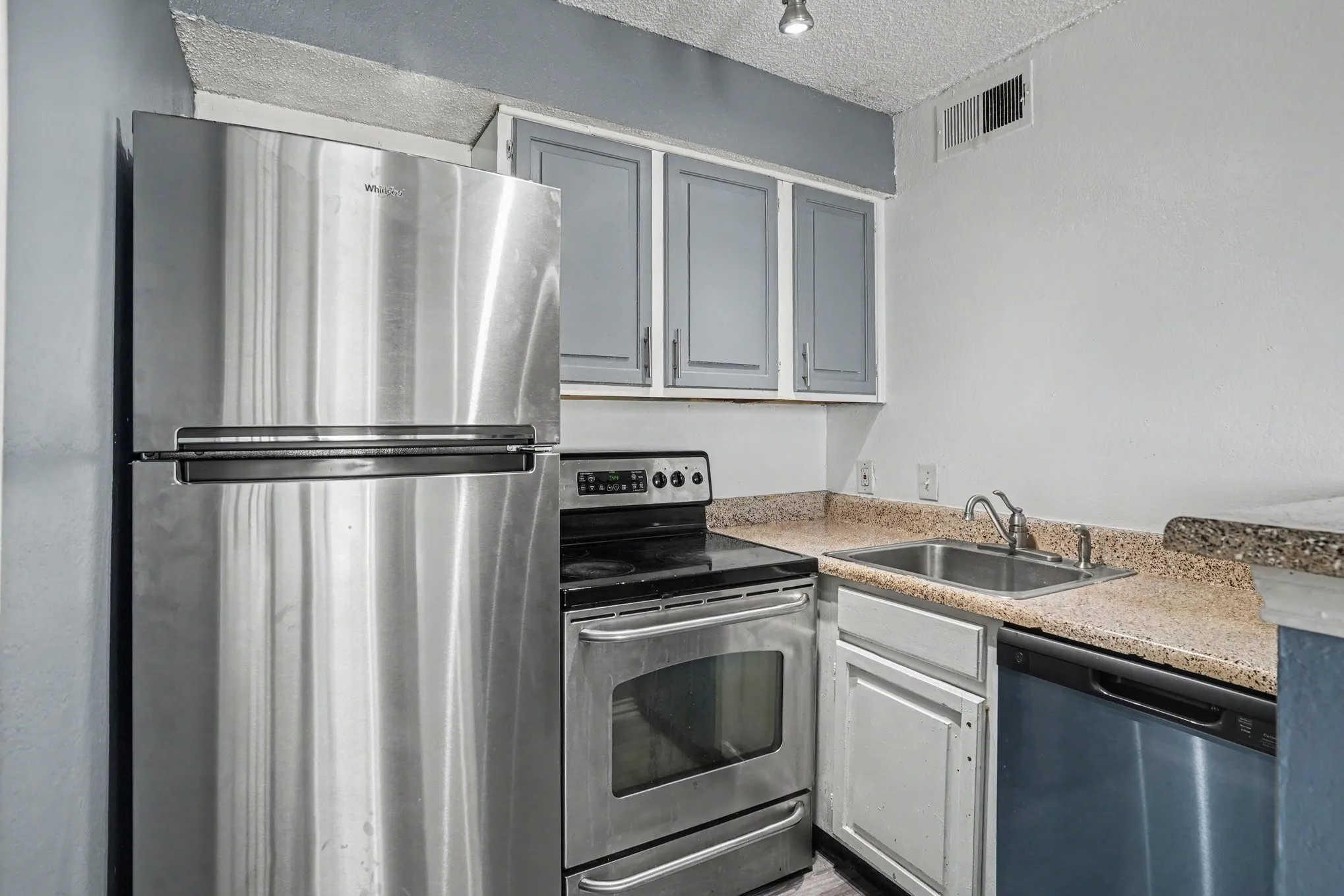 Condominium For Sale in Tarrant County , 2311 Balsam Drive H307, Arlington, Texas 76006, 1 Bedroom, 1 Bathroom, Garage spaces, 423 Sqft, built in 1981, mls#21347173, Real Estate Agent in Arlington, Homes For Sale in Tarrant county, Homes For Sale in Arlington, Realtor in Arlington Texas, Real Estate Brokerage Independent Realty Texas, Luminita Cordes Realtor