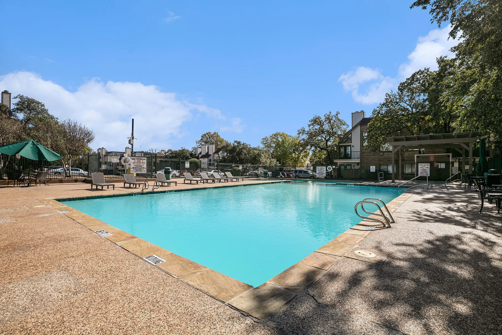 Condominium For Sale in Tarrant County , 2311 Balsam Drive H307, Arlington, Texas 76006, 1 Bedroom, 1 Bathroom, Garage spaces, 423 Sqft, built in 1981, mls#21347173, Real Estate Agent in Arlington, Homes For Sale in Tarrant county, Homes For Sale in Arlington, Realtor in Arlington Texas, Real Estate Brokerage Independent Realty Texas, Luminita Cordes Realtor