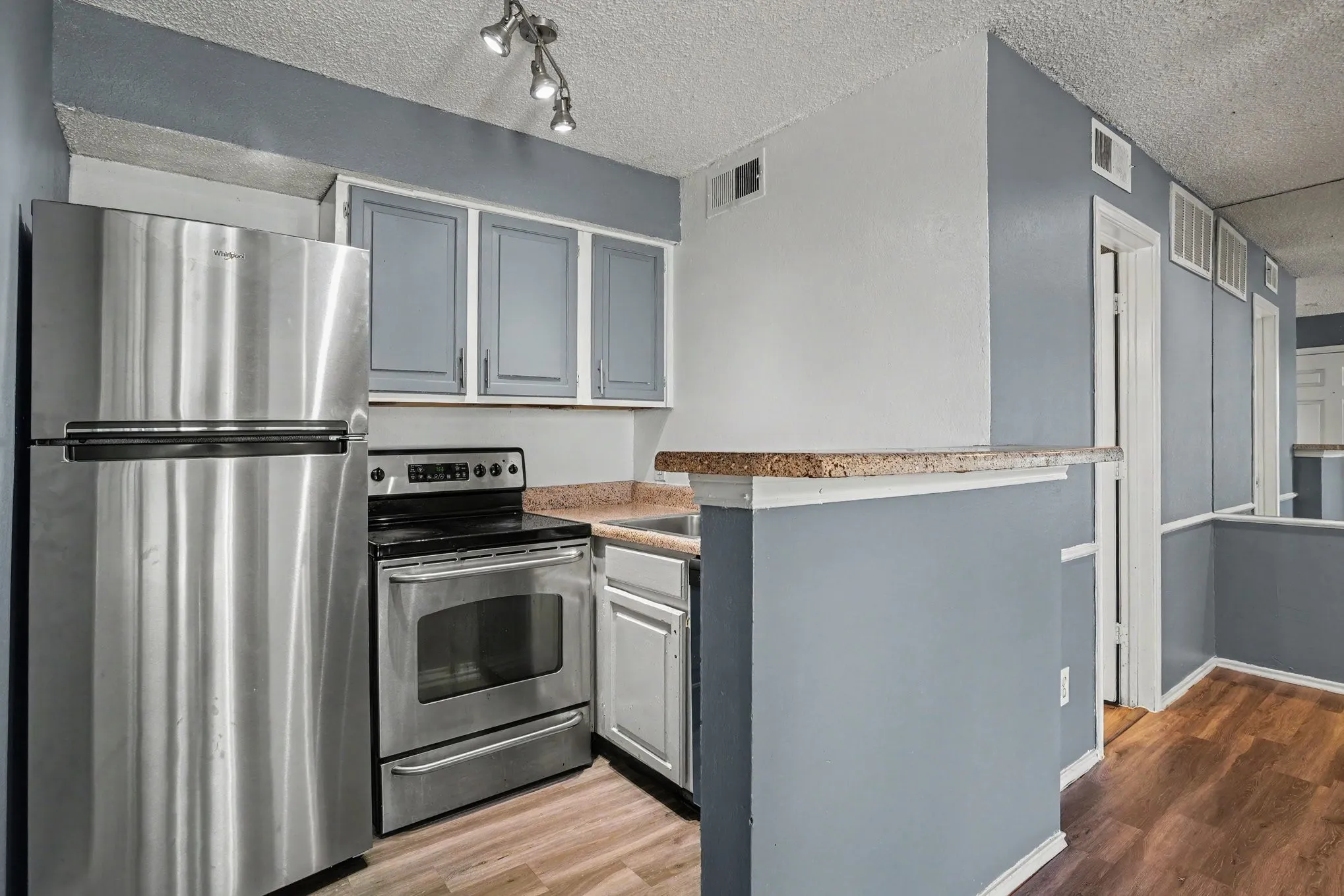 Condominium For Sale in Tarrant County , 2311 Balsam Drive H307, Arlington, Texas 76006, 1 Bedroom, 1 Bathroom, Garage spaces, 423 Sqft, built in 1981, mls#21347173, Real Estate Agent in Arlington, Homes For Sale in Tarrant county, Homes For Sale in Arlington, Realtor in Arlington Texas, Real Estate Brokerage Independent Realty Texas, Luminita Cordes Realtor