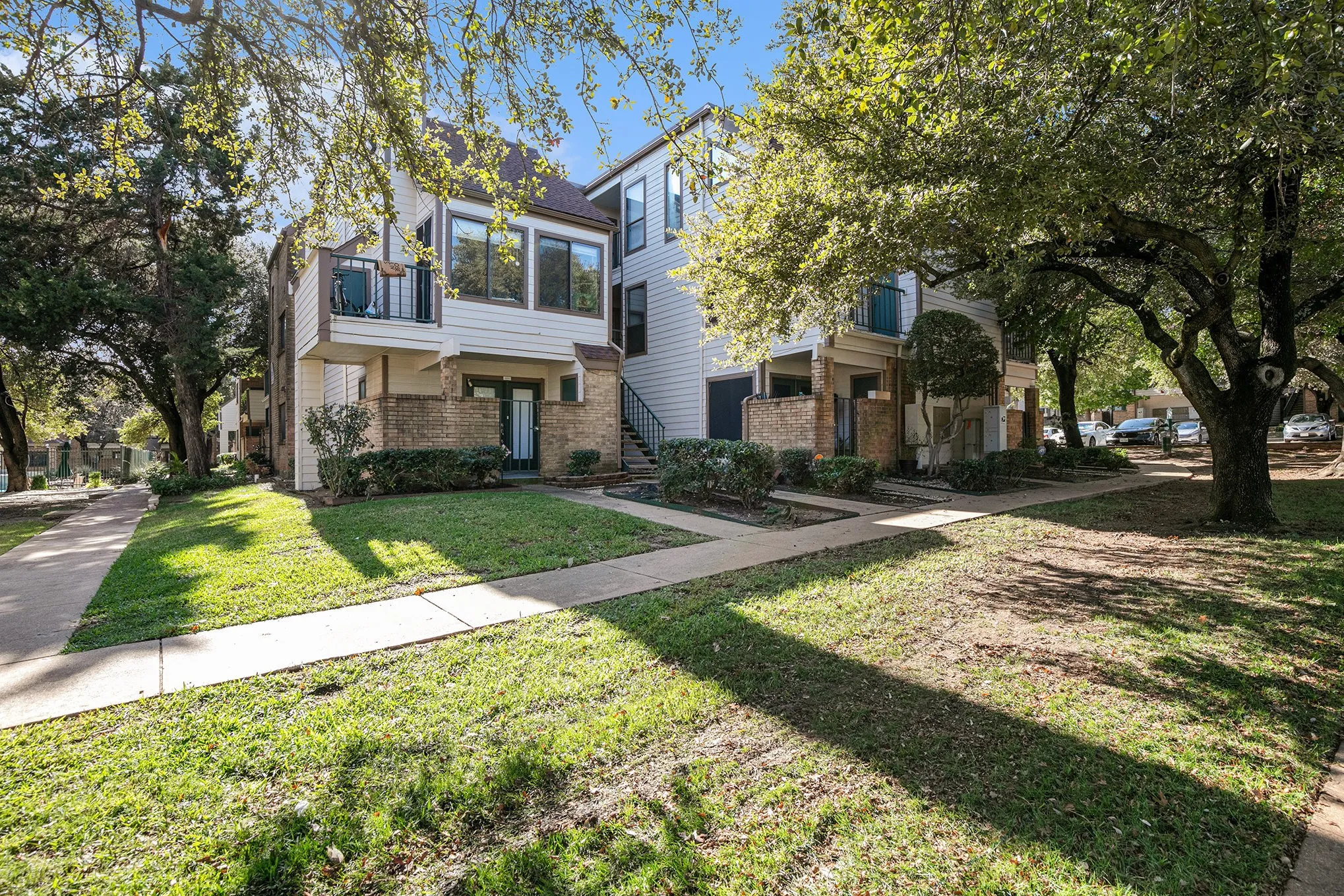 Condominium For Sale in Tarrant County , 2311 Balsam Drive H307, Arlington, Texas 76006, 1 Bedroom, 1 Bathroom, Garage spaces, 423 Sqft, built in 1981, mls#21347173, Real Estate Agent in Arlington, Homes For Sale in Tarrant county, Homes For Sale in Arlington, Realtor in Arlington Texas, Real Estate Brokerage Independent Realty Texas, Luminita Cordes Realtor