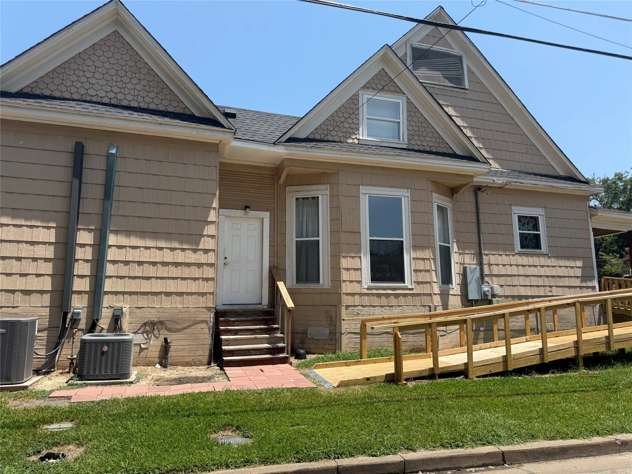 Single Family Residence For Sale in Fannin County , 610 W 6th Street, Bonham, Texas 75418, 5 Bedrooms, 3 Bathrooms, Garage spaces, 3,282 Sqft, built in 1897, Price $225,900, mls#21347041, Real Estate Agent in Bonham, Homes For Sale in Fannin county, Homes For Sale in Bonham, Realtor in Bonham Texas, Real Estate Brokerage Independent Realty Texas, Luminita Cordes Realtor