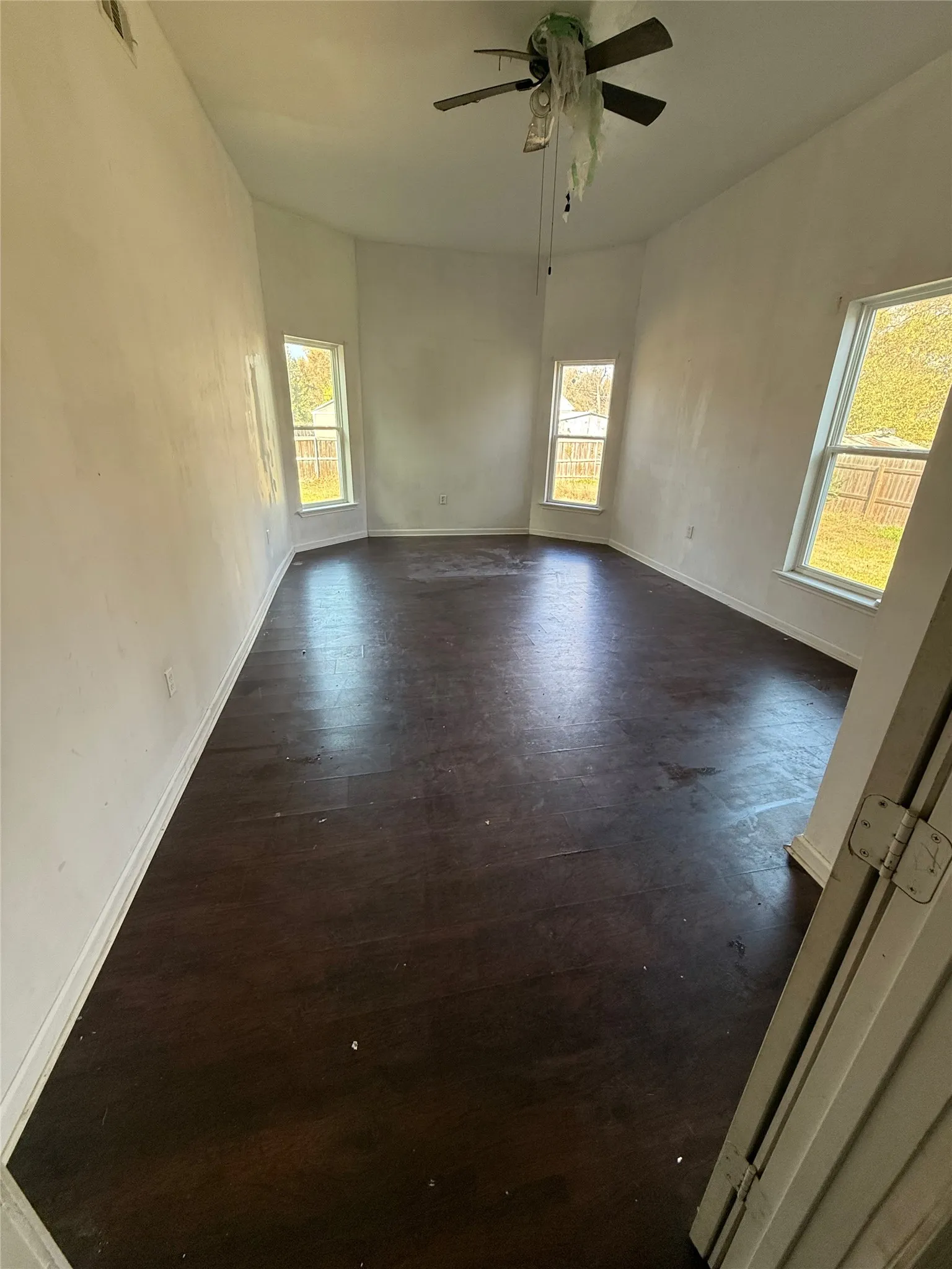 Single Family Residence For Sale in Fannin County , 610 W 6th Street, Bonham, Texas 75418, 5 Bedrooms, 3 Bathrooms, Garage spaces, 3,282 Sqft, built in 1897, Price $225,900, mls#21347041, Real Estate Agent in Bonham, Homes For Sale in Fannin county, Homes For Sale in Bonham, Realtor in Bonham Texas, Real Estate Brokerage Independent Realty Texas, Luminita Cordes Realtor