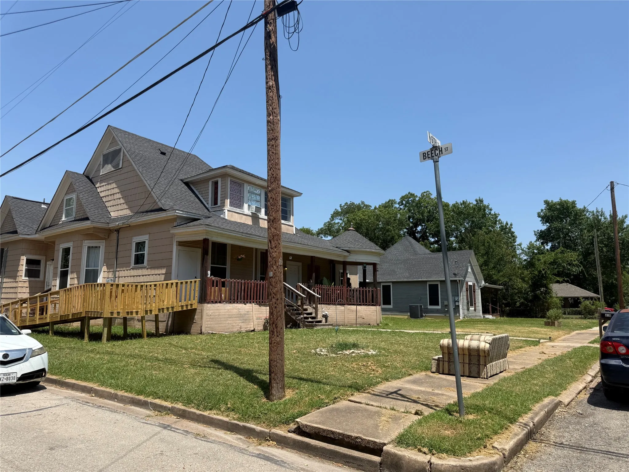 Single Family Residence For Sale in Fannin County , 610 W 6th Street, Bonham, Texas 75418, 5 Bedrooms, 3 Bathrooms, Garage spaces, 3,282 Sqft, built in 1897, Price $225,900, mls#21347041, Real Estate Agent in Bonham, Homes For Sale in Fannin county, Homes For Sale in Bonham, Realtor in Bonham Texas, Real Estate Brokerage Independent Realty Texas, Luminita Cordes Realtor