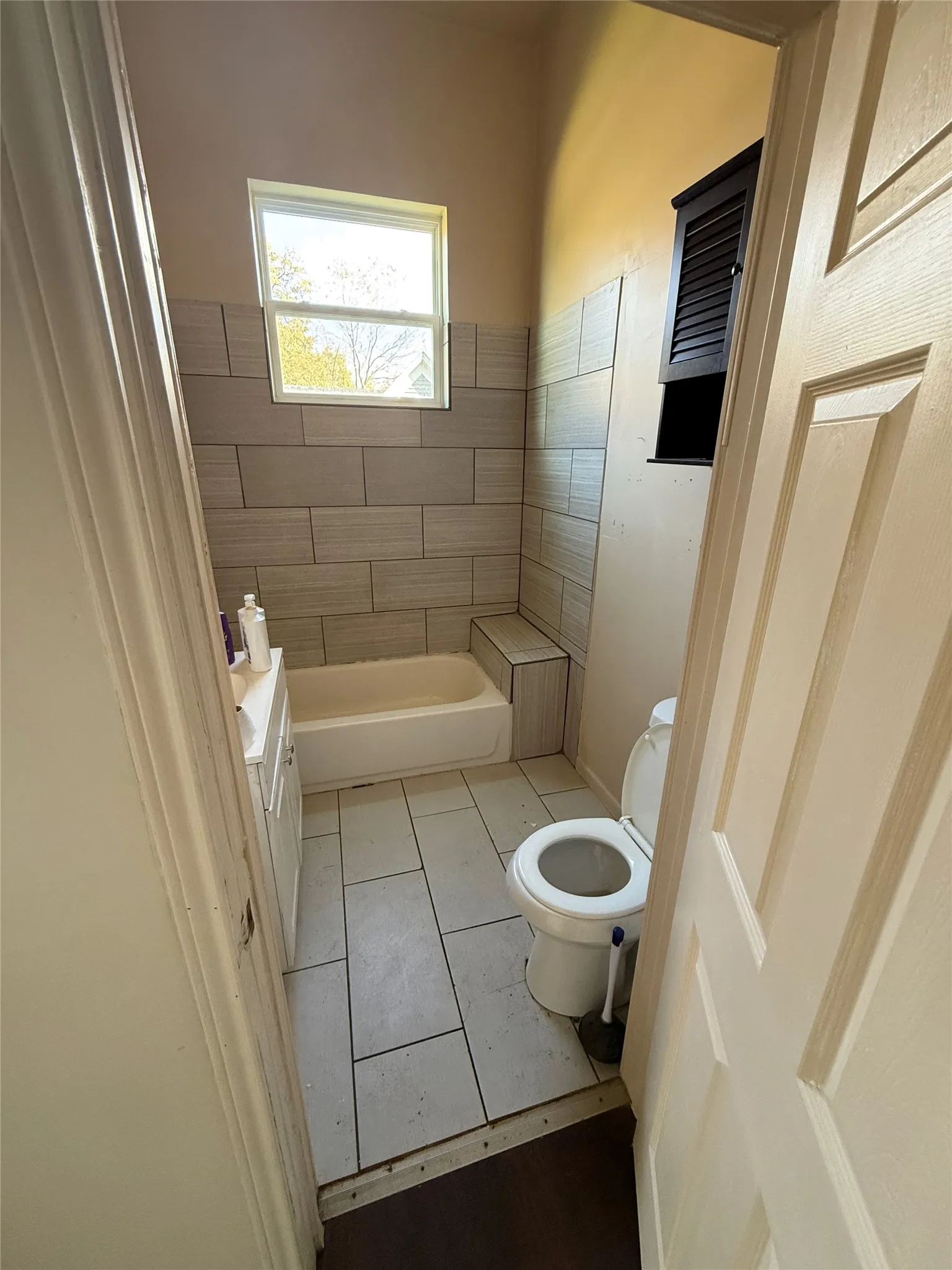 Single Family Residence For Sale in Fannin County , 610 W 6th Street, Bonham, Texas 75418, 5 Bedrooms, 3 Bathrooms, Garage spaces, 3,282 Sqft, built in 1897, Price $225,900, mls#21347041, Real Estate Agent in Bonham, Homes For Sale in Fannin county, Homes For Sale in Bonham, Realtor in Bonham Texas, Real Estate Brokerage Independent Realty Texas, Luminita Cordes Realtor