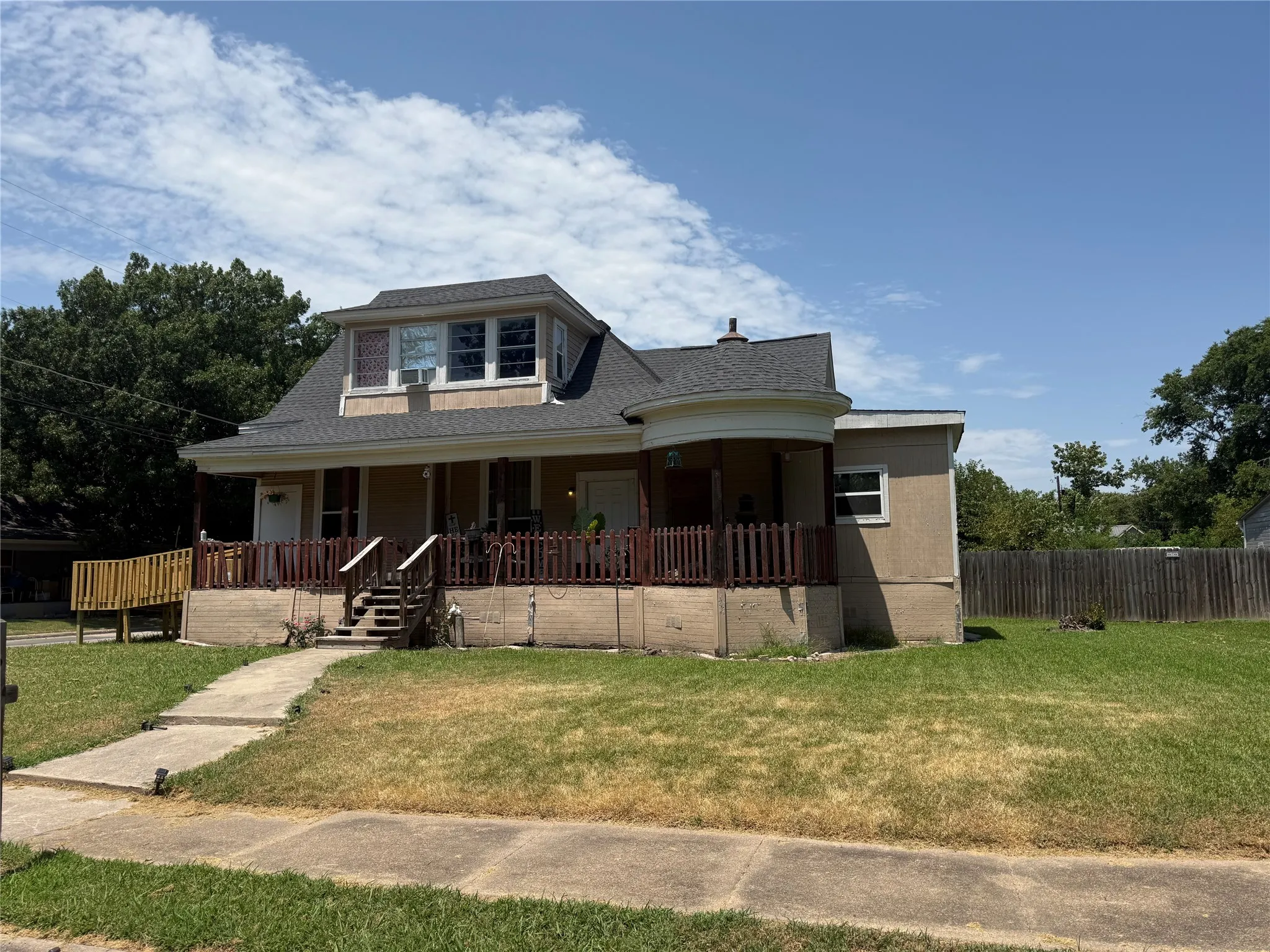 Single Family Residence For Sale in Fannin County , 610 W 6th Street, Bonham, Texas 75418, 5 Bedrooms, 3 Bathrooms, Garage spaces, 3,282 Sqft, built in 1897, Price $225,900, mls#21347041, Real Estate Agent in Bonham, Homes For Sale in Fannin county, Homes For Sale in Bonham, Realtor in Bonham Texas, Real Estate Brokerage Independent Realty Texas, Luminita Cordes Realtor