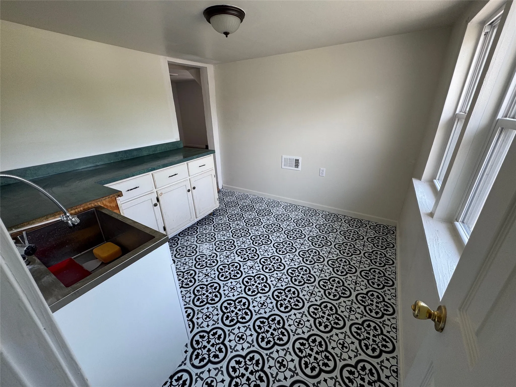 Single Family Residence For Sale in Fannin County , 610 W 6th Street, Bonham, Texas 75418, 5 Bedrooms, 3 Bathrooms, Garage spaces, 3,282 Sqft, built in 1897, Price $225,900, mls#21347041, Real Estate Agent in Bonham, Homes For Sale in Fannin county, Homes For Sale in Bonham, Realtor in Bonham Texas, Real Estate Brokerage Independent Realty Texas, Luminita Cordes Realtor