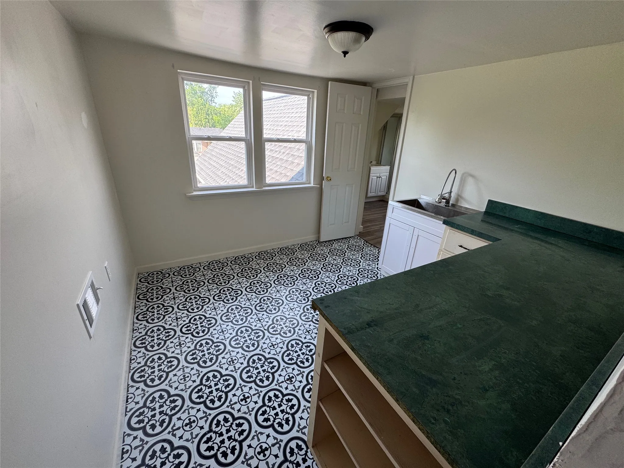 Single Family Residence For Sale in Fannin County , 610 W 6th Street, Bonham, Texas 75418, 5 Bedrooms, 3 Bathrooms, Garage spaces, 3,282 Sqft, built in 1897, Price $225,900, mls#21347041, Real Estate Agent in Bonham, Homes For Sale in Fannin county, Homes For Sale in Bonham, Realtor in Bonham Texas, Real Estate Brokerage Independent Realty Texas, Luminita Cordes Realtor