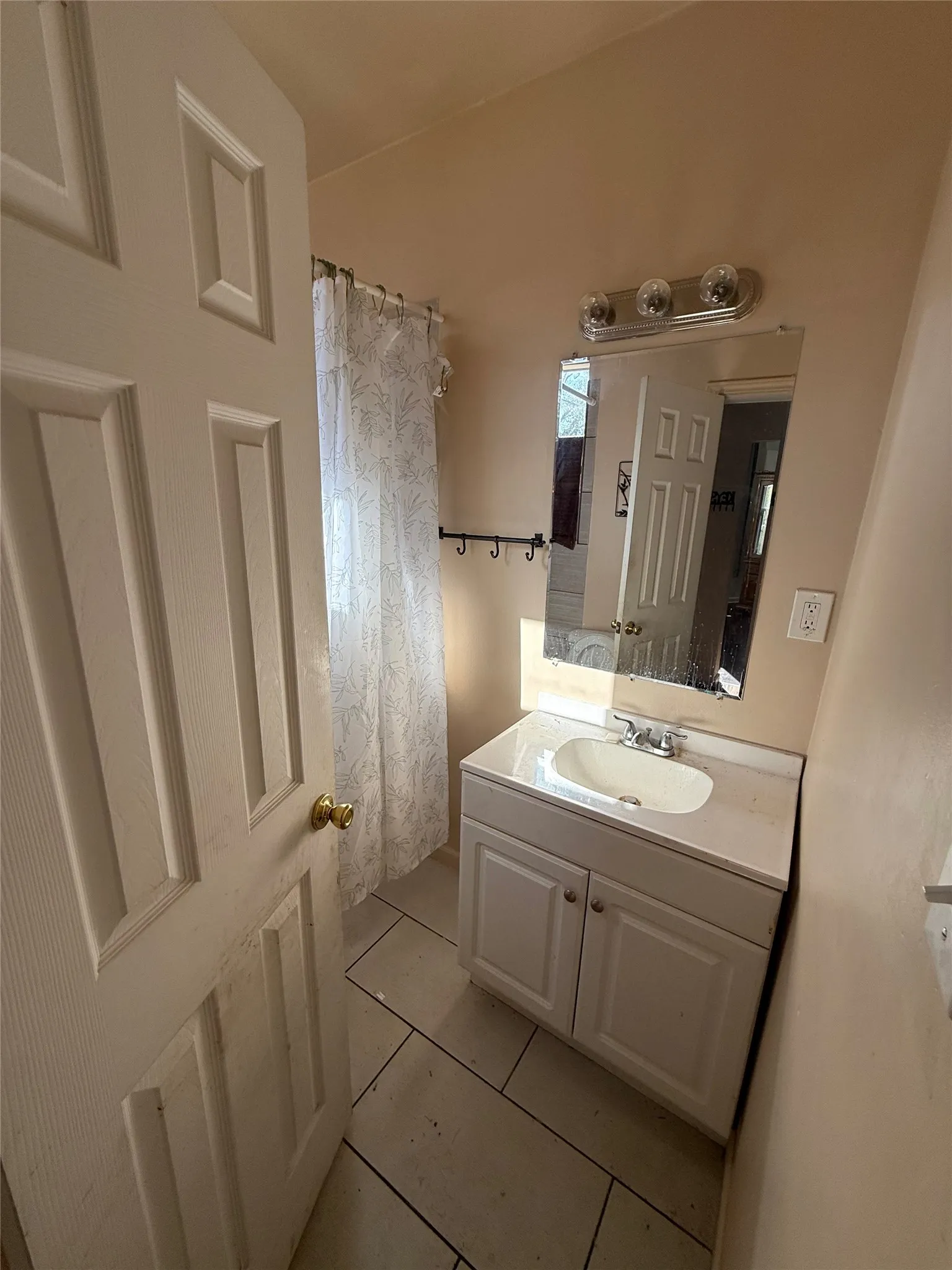 Single Family Residence For Sale in Fannin County , 610 W 6th Street, Bonham, Texas 75418, 5 Bedrooms, 3 Bathrooms, Garage spaces, 3,282 Sqft, built in 1897, Price $225,900, mls#21347041, Real Estate Agent in Bonham, Homes For Sale in Fannin county, Homes For Sale in Bonham, Realtor in Bonham Texas, Real Estate Brokerage Independent Realty Texas, Luminita Cordes Realtor
