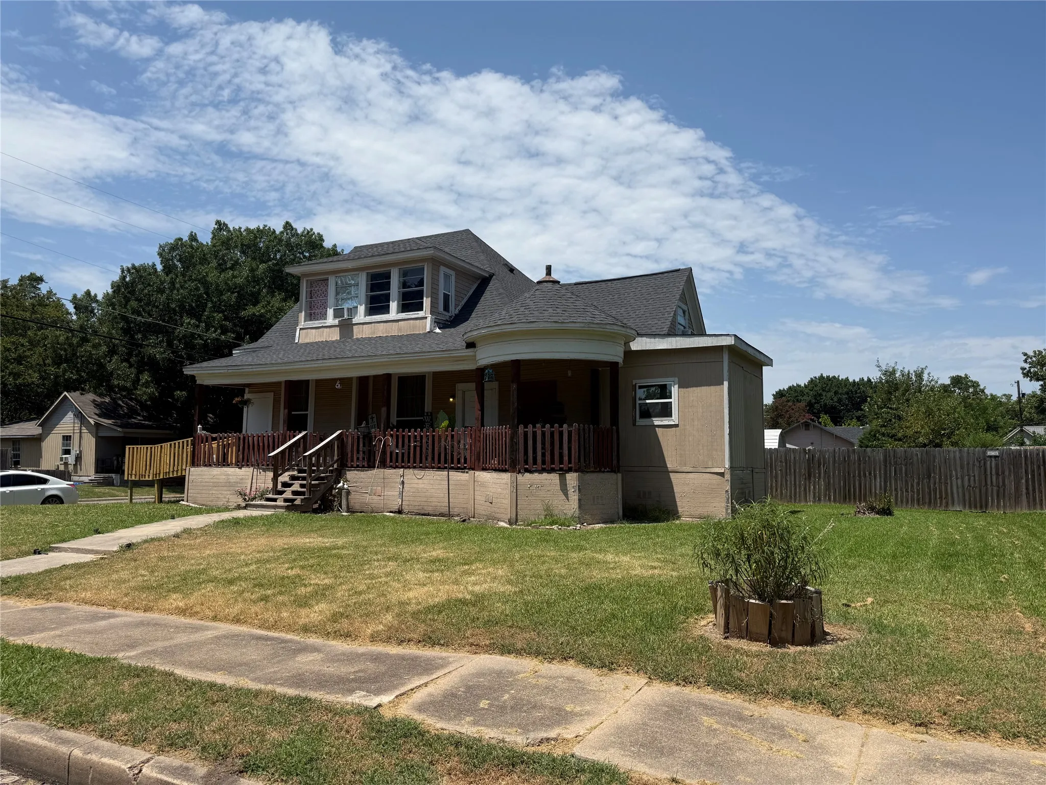 Single Family Residence For Sale in Fannin County , 610 W 6th Street, Bonham, Texas 75418, 5 Bedrooms, 3 Bathrooms, Garage spaces, 3,282 Sqft, built in 1897, Price $225,900, mls#21347041, Real Estate Agent in Bonham, Homes For Sale in Fannin county, Homes For Sale in Bonham, Realtor in Bonham Texas, Real Estate Brokerage Independent Realty Texas, Luminita Cordes Realtor