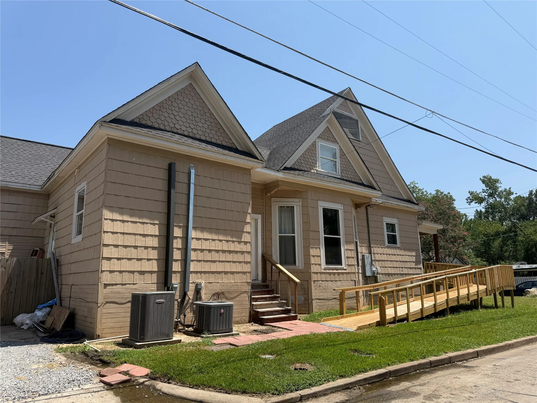 Single Family Residence For Sale in Fannin County , 610 W 6th Street, Bonham, Texas 75418, 5 Bedrooms, 3 Bathrooms, Garage spaces, 3,282 Sqft, built in 1897, Price $225,900, mls#21347041, Real Estate Agent in Bonham, Homes For Sale in Fannin county, Homes For Sale in Bonham, Realtor in Bonham Texas, Real Estate Brokerage Independent Realty Texas, Luminita Cordes Realtor