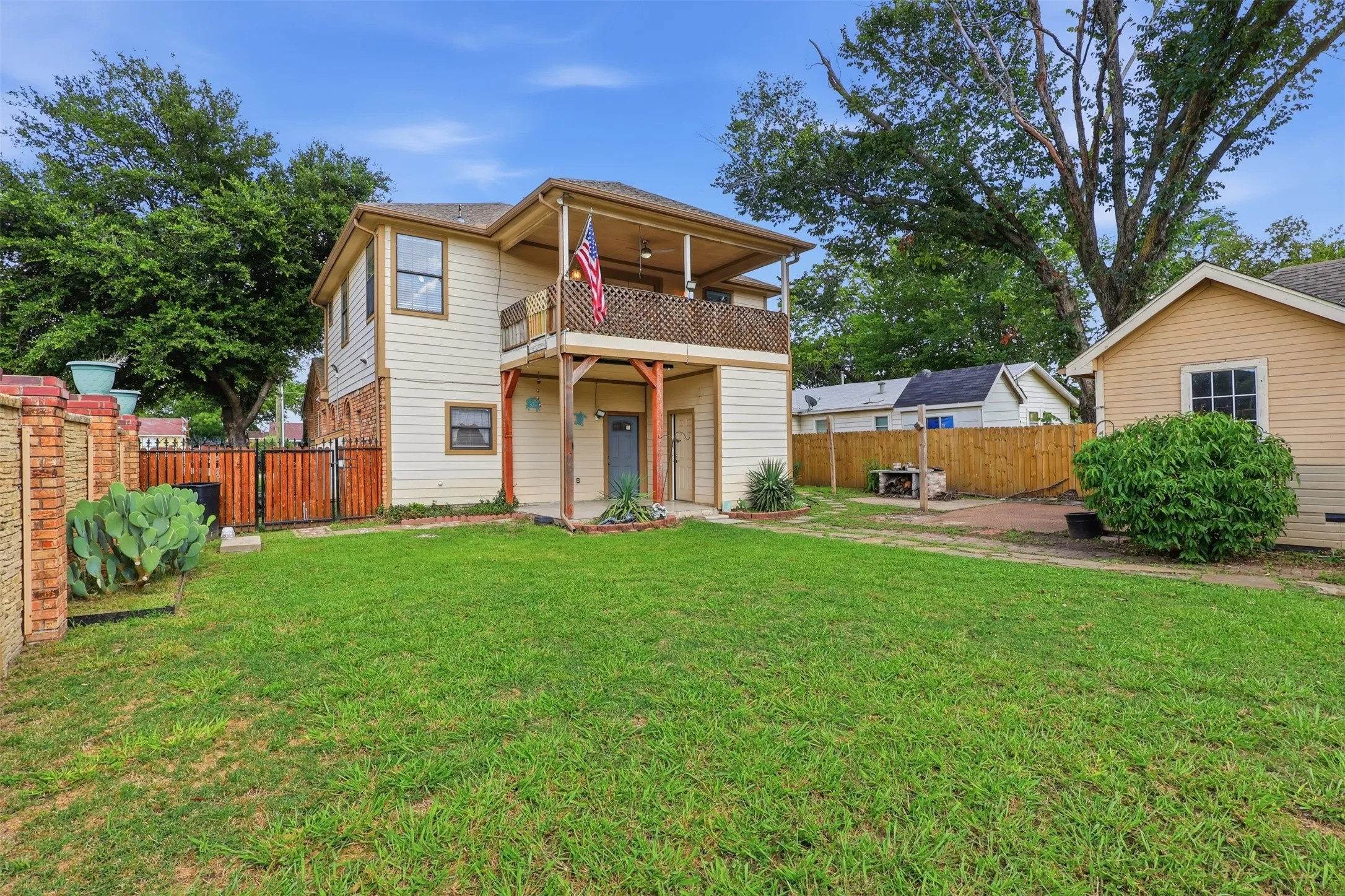 Duplex For Sale in Dallas County , 3129 New Haven Street, Irving, Texas 75062, 5 Bedroom, 4 Bathroom, 2 Garage spaces, 0 Sqft, built in 1953, mls#21347127, Real Estate Agent in Irving, Homes For Sale in Dallas county, Homes For Sale in Irving, Realtor in Irving Texas, Real Estate Brokerage Independent Realty Texas, Luminita Cordes Realtor