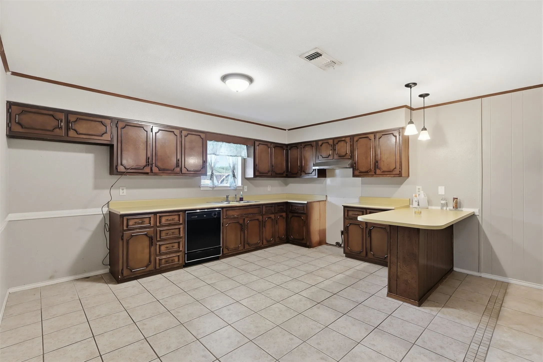 Single Family Residence For Sale in Titus County , 108 Brenda Dr., Mt Pleasant, Texas 75455, 3 Bedroom, 2 Bathroom, 2 Garage spaces, 1,550 Sqft, built in 1974, mls#21346787, Real Estate Agent in Mt Pleasant, Homes For Sale in Titus county, Homes For Sale in Mt Pleasant, Realtor in Mt Pleasant Texas, Real Estate Brokerage Independent Realty Texas, Luminita Cordes Realtor
