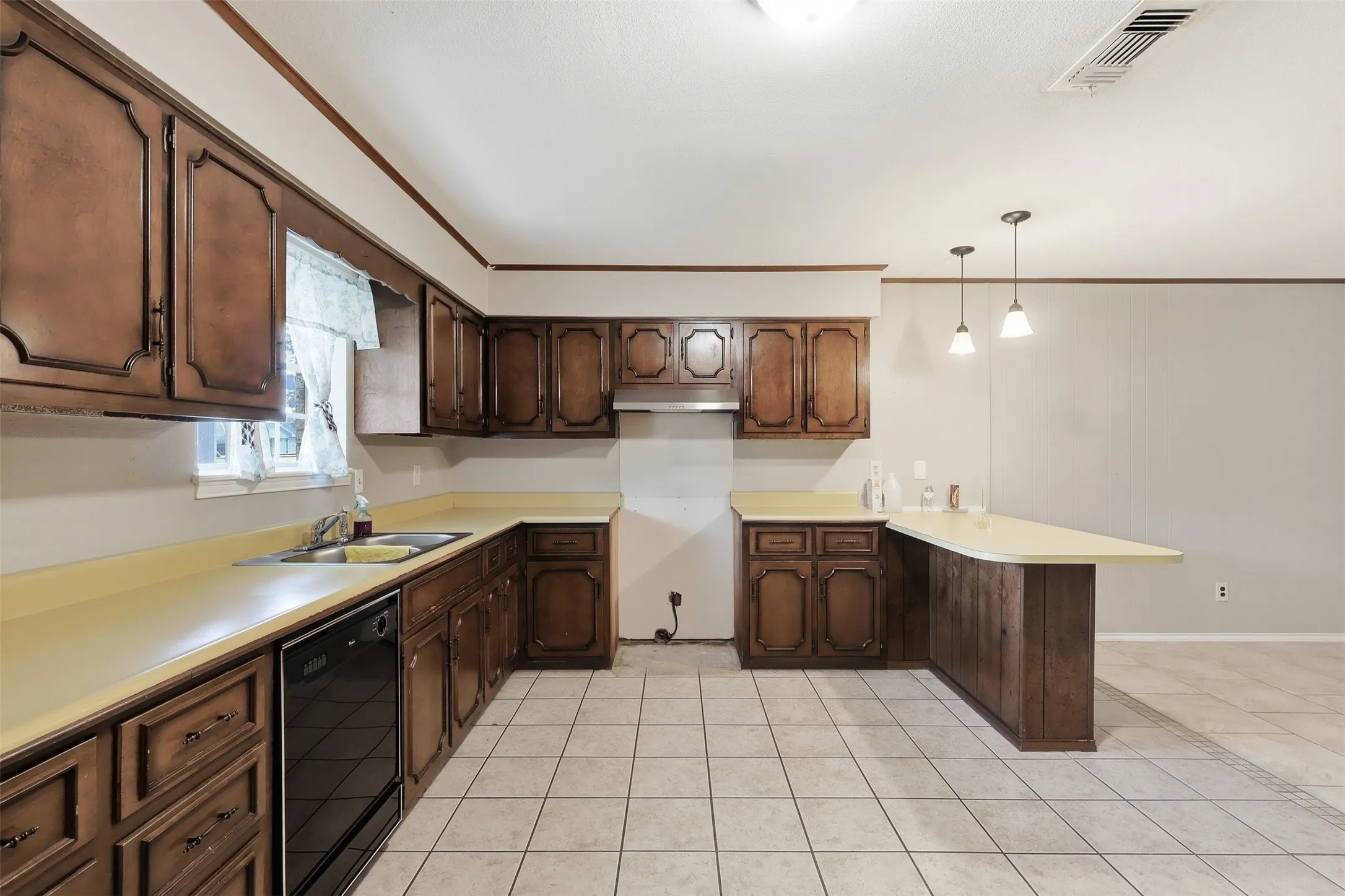 Single Family Residence For Sale in Titus County , 108 Brenda Dr., Mt Pleasant, Texas 75455, 3 Bedroom, 2 Bathroom, 2 Garage spaces, 1,550 Sqft, built in 1974, mls#21346787, Real Estate Agent in Mt Pleasant, Homes For Sale in Titus county, Homes For Sale in Mt Pleasant, Realtor in Mt Pleasant Texas, Real Estate Brokerage Independent Realty Texas, Luminita Cordes Realtor