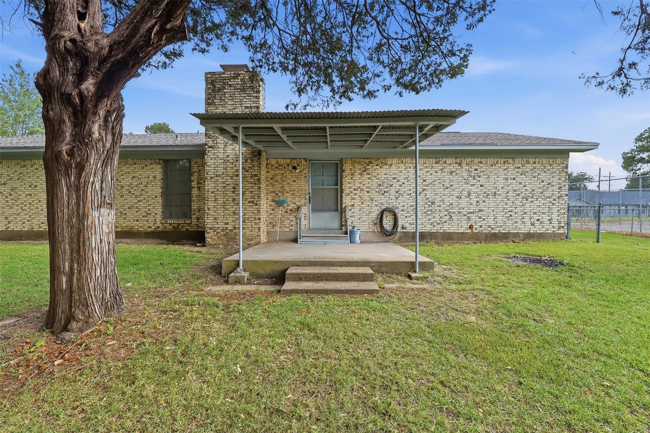 Single Family Residence For Sale in Titus County , 108 Brenda Dr., Mt Pleasant, Texas 75455, 3 Bedroom, 2 Bathroom, 2 Garage spaces, 1,550 Sqft, built in 1974, mls#21346787, Real Estate Agent in Mt Pleasant, Homes For Sale in Titus county, Homes For Sale in Mt Pleasant, Realtor in Mt Pleasant Texas, Real Estate Brokerage Independent Realty Texas, Luminita Cordes Realtor
