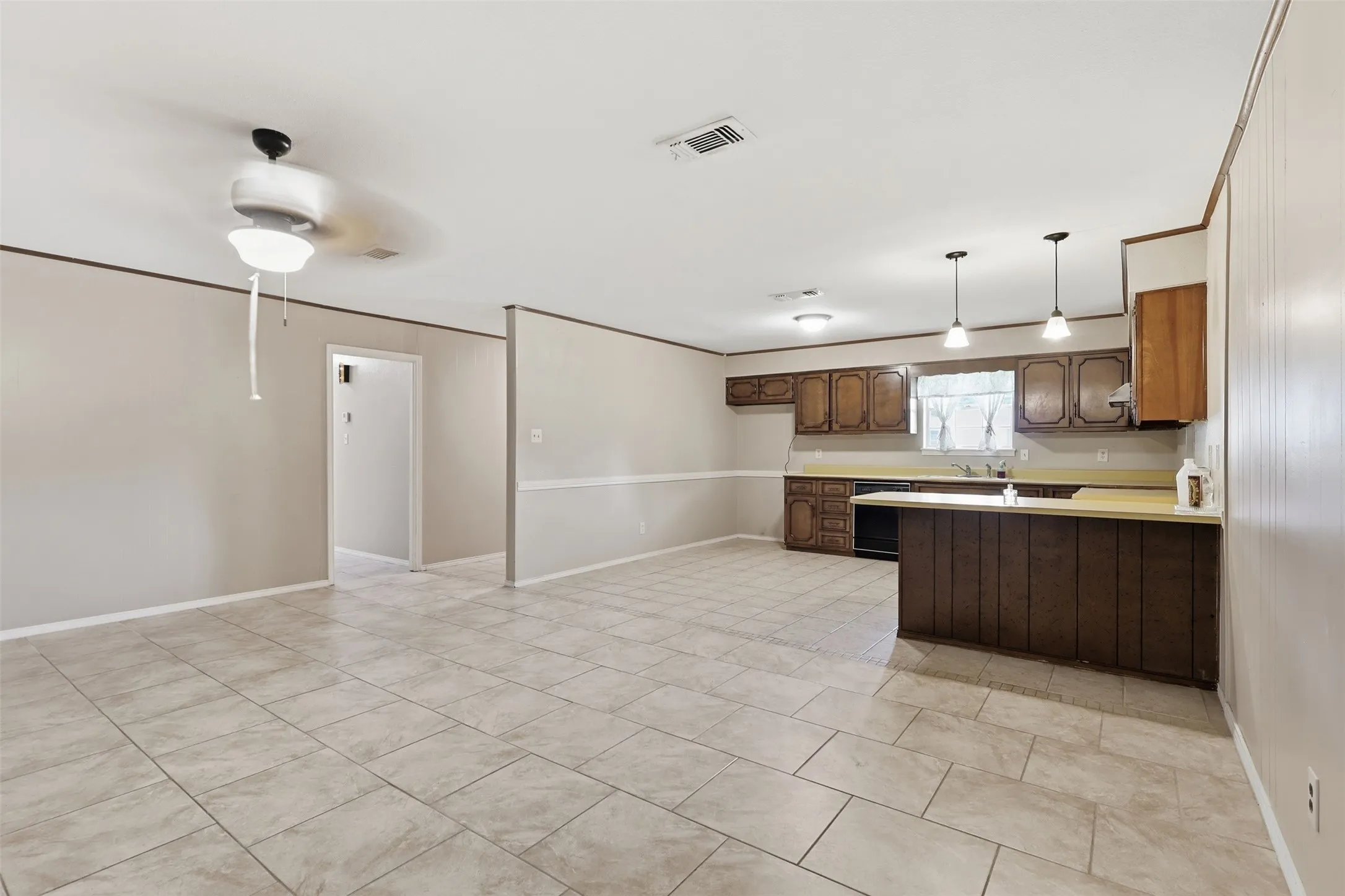 Single Family Residence For Sale in Titus County , 108 Brenda Dr., Mt Pleasant, Texas 75455, 3 Bedroom, 2 Bathroom, 2 Garage spaces, 1,550 Sqft, built in 1974, mls#21346787, Real Estate Agent in Mt Pleasant, Homes For Sale in Titus county, Homes For Sale in Mt Pleasant, Realtor in Mt Pleasant Texas, Real Estate Brokerage Independent Realty Texas, Luminita Cordes Realtor