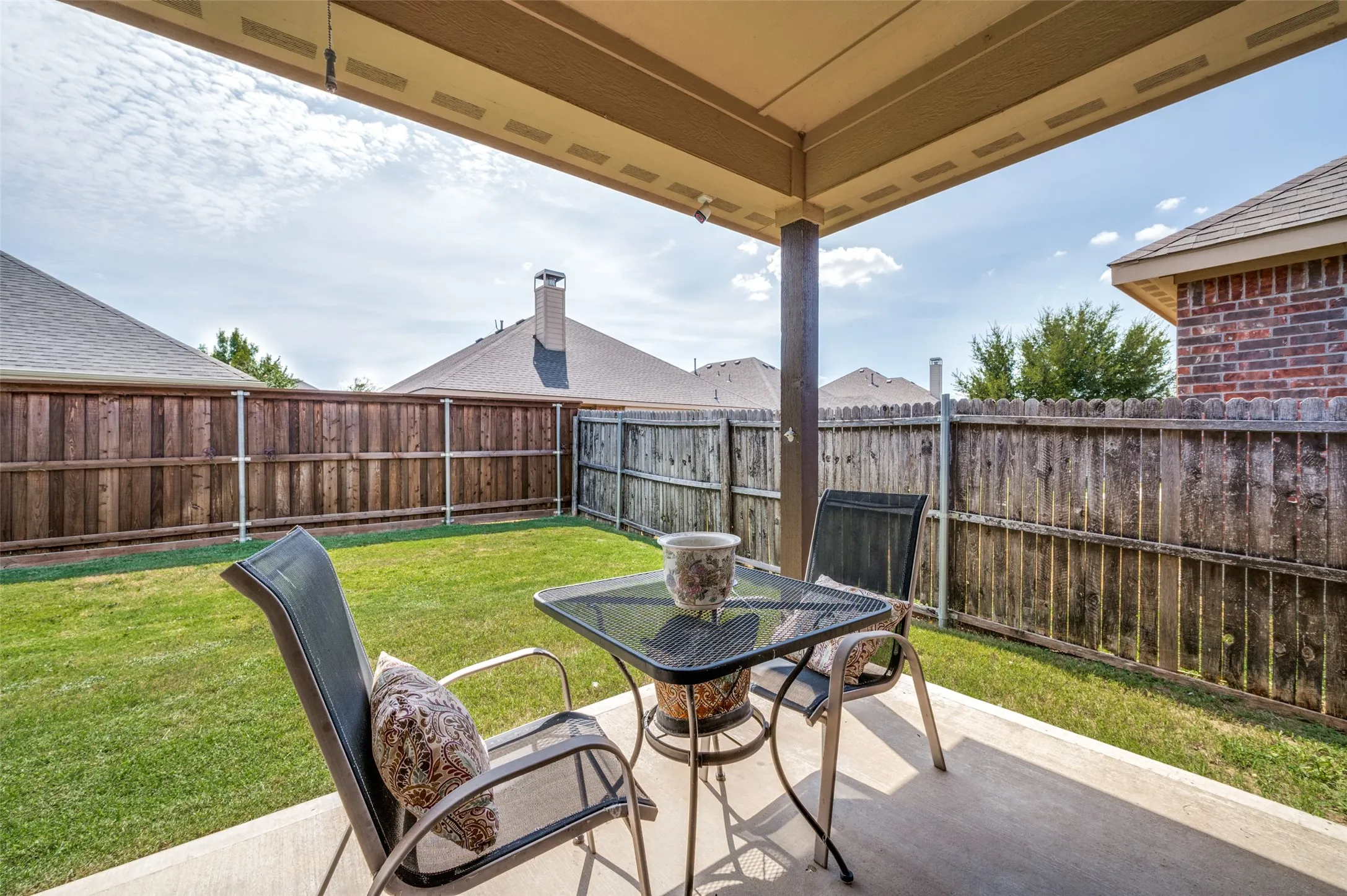 Covered patio with a concrete surface, supported by a single column