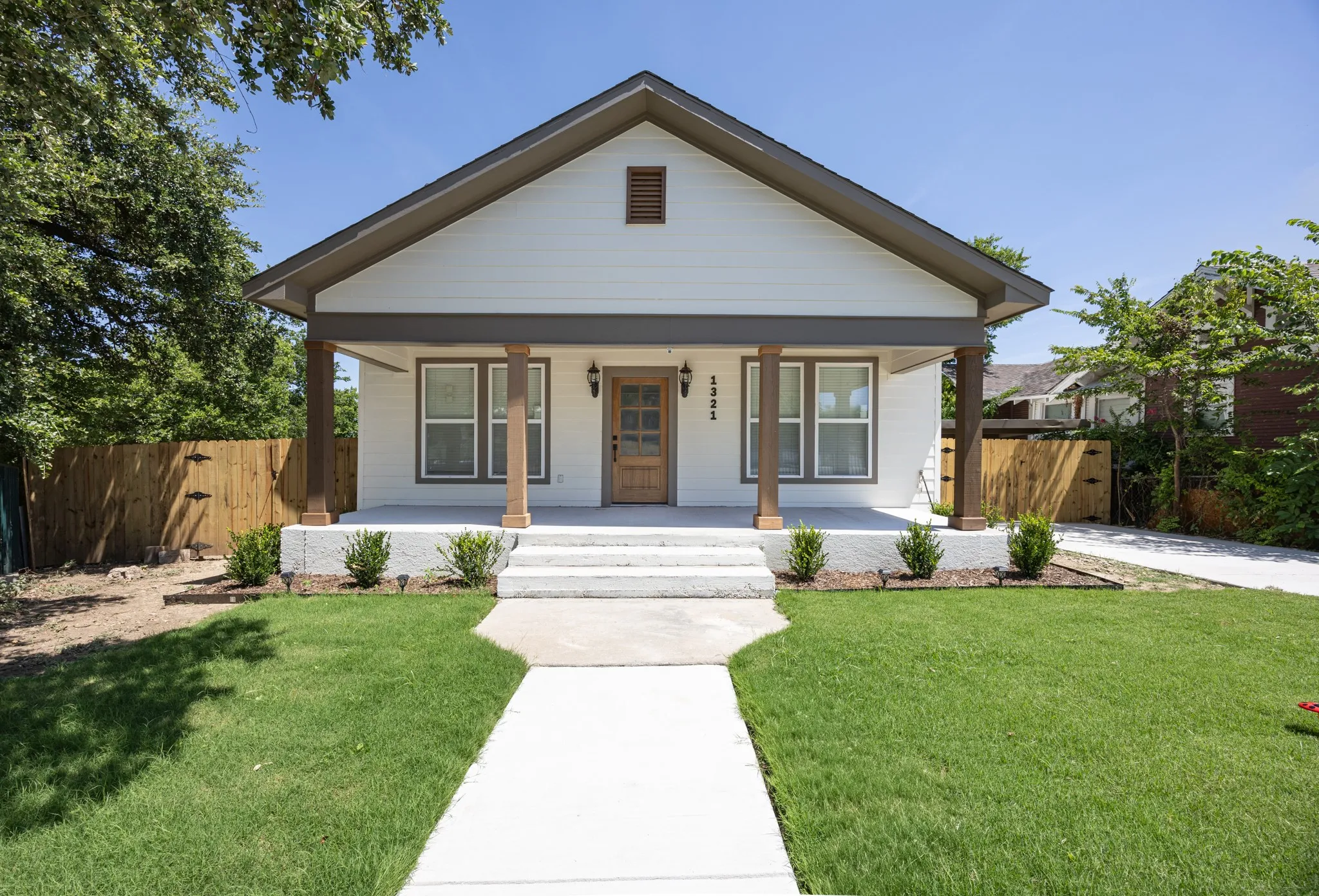 Single Family Residence For Sale in Tarrant County , 1321 E Magnolia Avenue, Fort Worth, Texas 76104, 3 Bedroom, 2 Bathroom, Garage spaces, 1,767 Sqft, built in 1930, mls#21347169, Real Estate Agent in Fort Worth, Homes For Sale in Tarrant county, Homes For Sale in Fort Worth, Realtor in Fort Worth Texas, Real Estate Brokerage Independent Realty Texas, Luminita Cordes Realtor