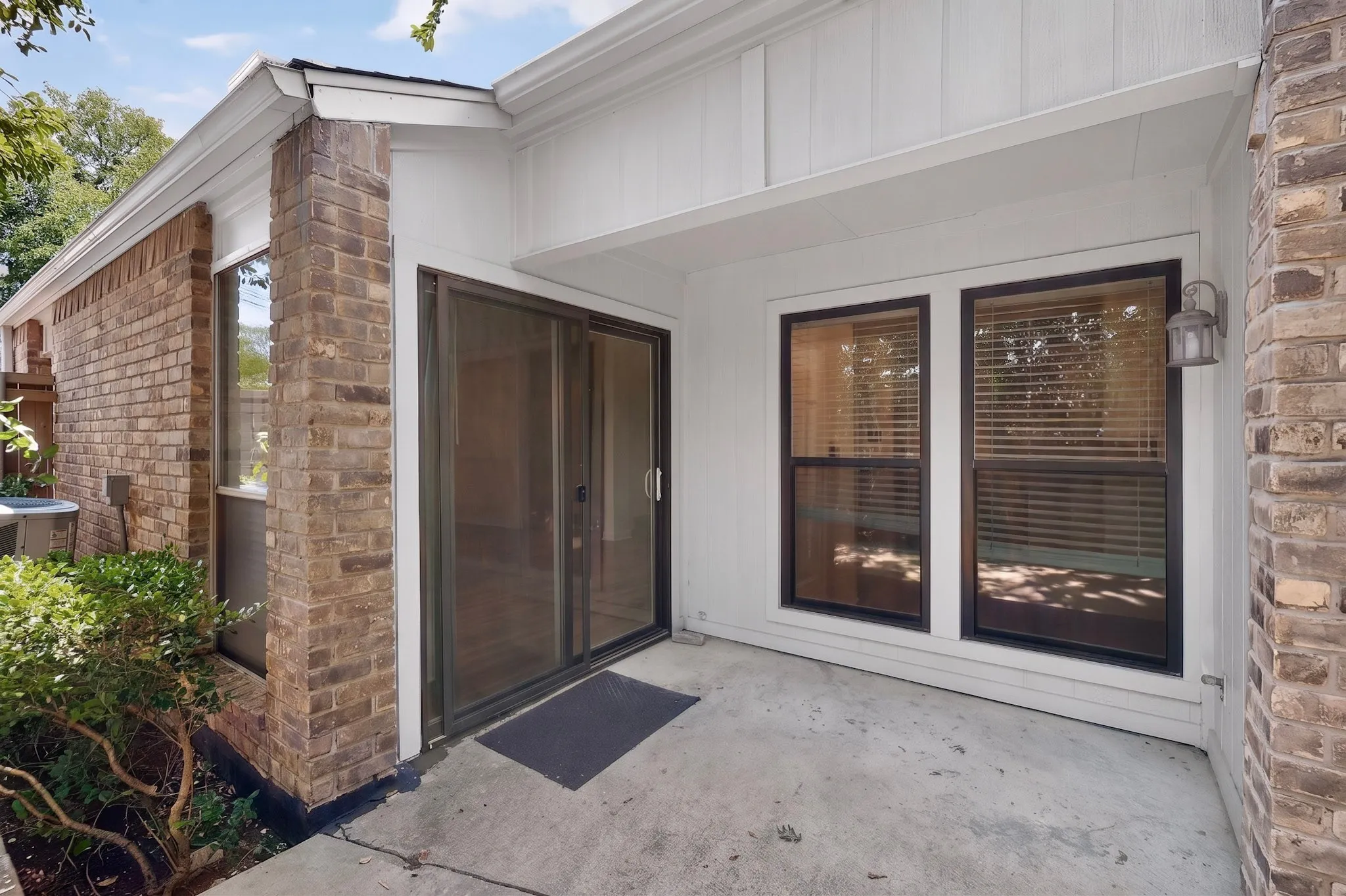 Single Family Residence For Sale in Dallas County , 3025 Westforest Drive, Dallas, Texas 75229, 2 Bedroom, 2 Bathroom, 2 Garage spaces, 1,172 Sqft, built in 1982, mls#21328548, Real Estate Agent in Dallas, Homes For Sale in Dallas county, Homes For Sale in Dallas, Realtor in Dallas Texas, Real Estate Brokerage Independent Realty Texas, Luminita Cordes Realtor